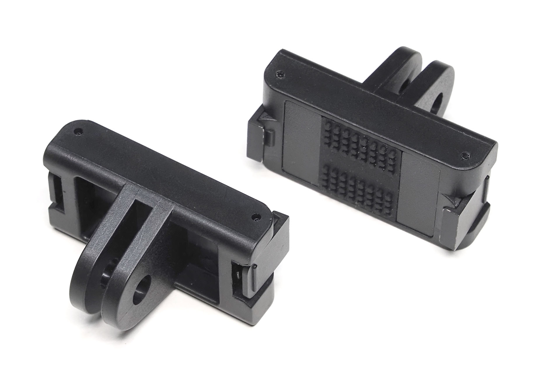 FiTSTILLの<a href="https://www.amazon.co.jp/dp/B0CWV4M1V3" class="strong bn" target="_blank">「磁気クイックリリースアダプターマウント」</a>。Amazonにて2個セットで2380円で購入した。GoPro向けのマウント穴と互換性があるので、これをGoPro対応マウントやアームなどに装着すれば、どれでもOsmo Action 4のワンタッチ着脱ができるようになる。樹脂製で質素なつくりだが、フツーに便利に使える。