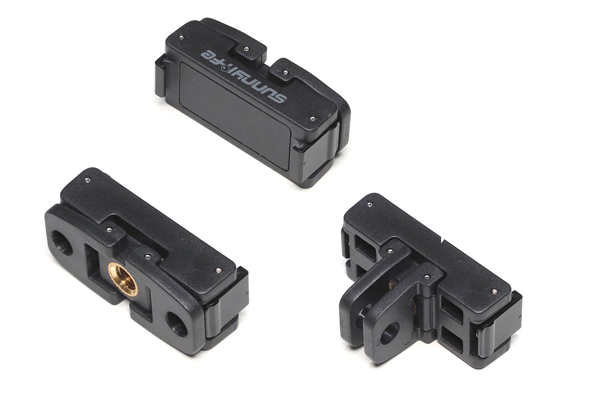 JOYSOGの<a href="https://www.amazon.co.jp/dp/B0CLZNZG6Y" class="strong bn" target="_blank">「磁気アダプターマウント for OSMO Action 4/Action 3/Action 2」</a>。この製品を買って「えっOsmo Action 2もこのマグネット式マウント対応だったんだ〜」と初めて知った。この製品は三脚ネジ穴装着用だが、GoPro向けのマウント穴とも互換性がある折りたたみ式マウントも併せ持つ。Sunnylifeブランド品で、Amazonで1899円だった。三脚へ装着した場合、折りたたまれたGoProアダプター部がちょっと邪魔して、ロックがやや外しにくい。