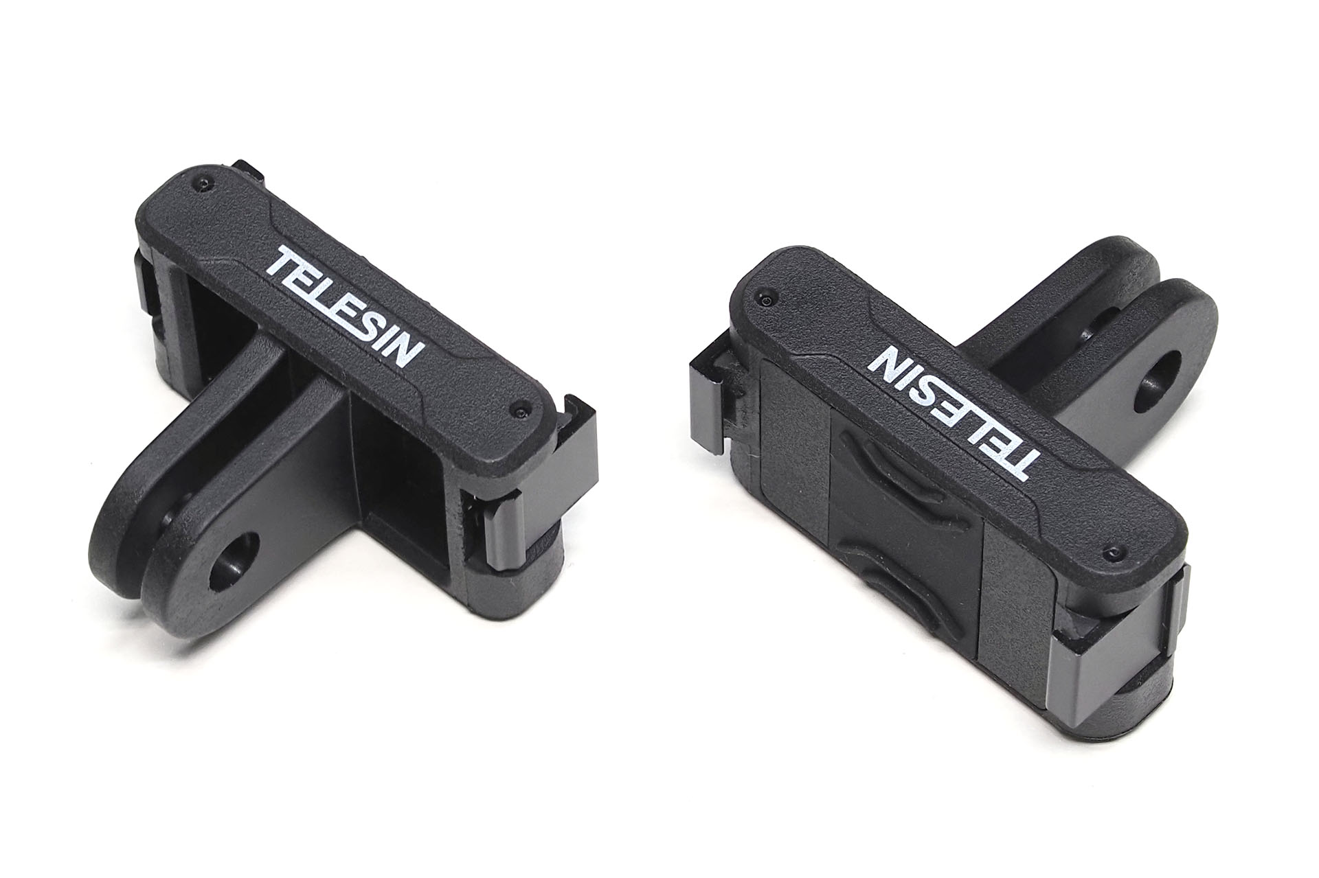 TELESINブランドの<a href="https://www.amazon.co.jp/dp/B0BWXXN721" class="strong bn" target="_blank">GoProマウント穴付きアダプター</a>。前出のFiTSTILL品よりもロック機構がスムーズに動作して少し使いやすい。Amazonで1799円だった。