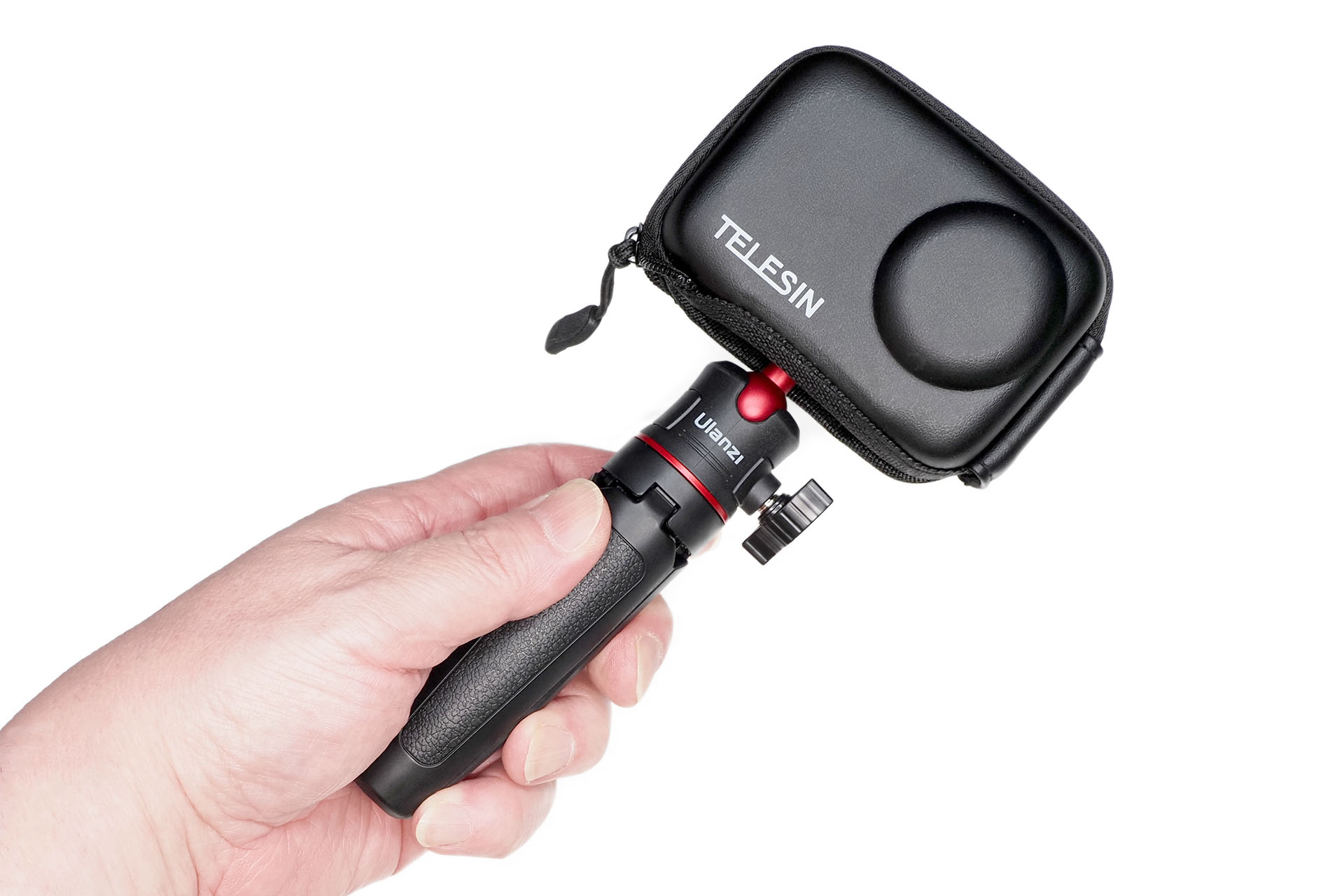 こんな感じでOsmo Action 4＆自撮り棒を持ち出すことも。手軽さも携帯性もかなり良好で、超広角系のVlogカメラとしてはヤバいレベルの機動性だと感じられる。写真のOsmo Action 4カバーは後述。