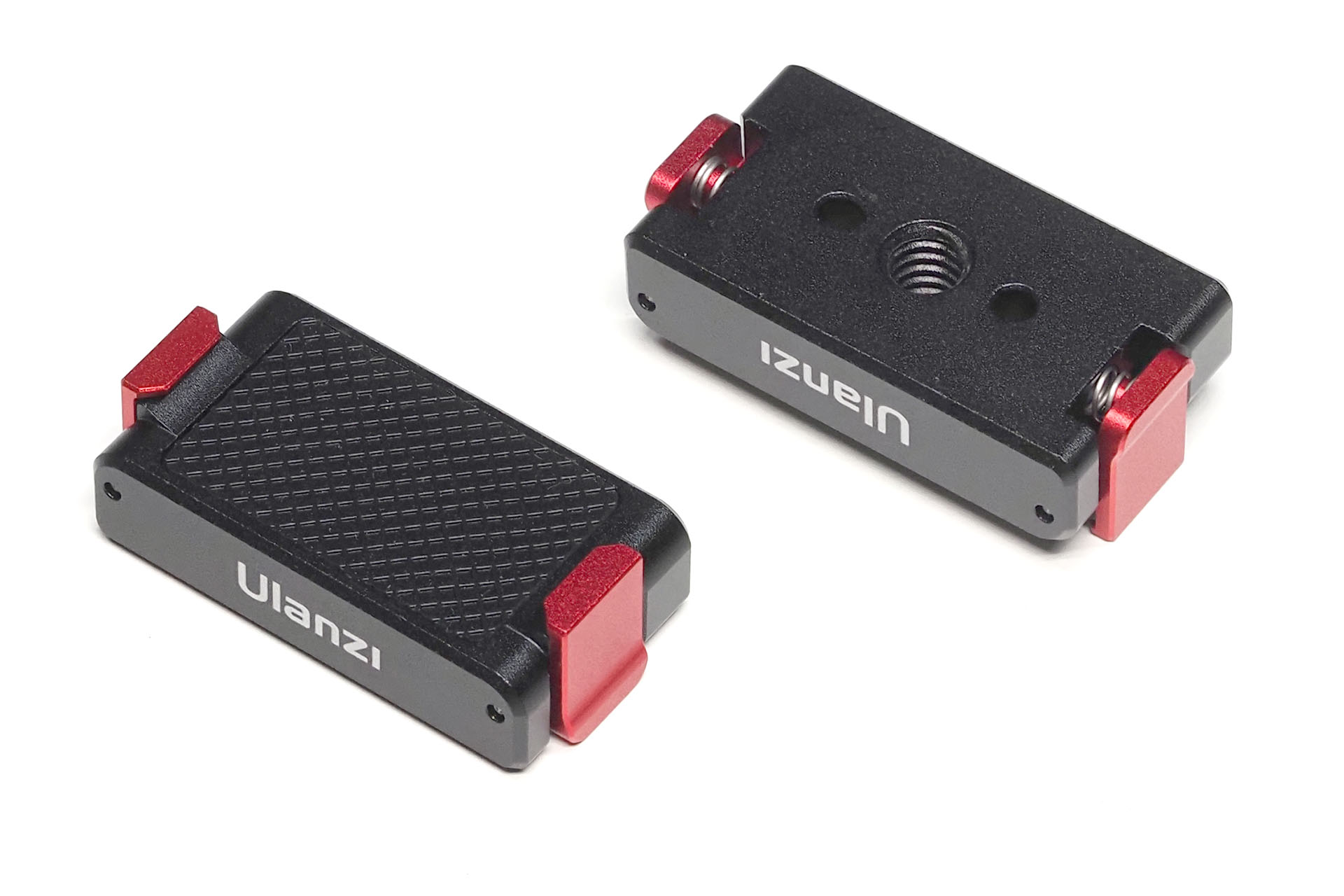 UlanziブランドのDJI「クイックリリース設計」対応マウント。三脚ネジ穴があり、好みの三脚をDJI「クイックリリース設計」対応にするというマウントだが、強度もスムーズさもあって快適に使える。