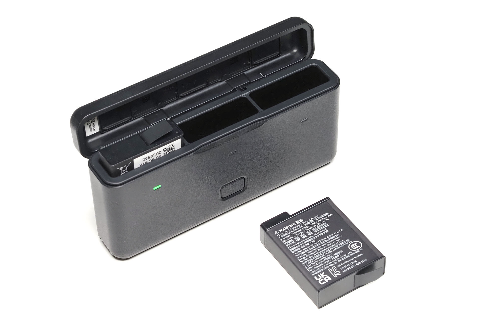 専用バッテリーは容量1770mAh。多機能バッテリーケースは、3つのバッテリーと2枚のmicroSDカードを収納でき、バッテリーの充電もできる。バッテリーを収納した状態でモバイルバッテリーとして外部デバイスを充電することもできる。