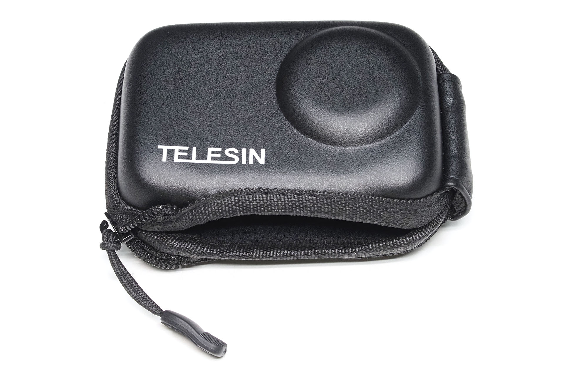 ファスナー式のセミハードケースで、下部だけを覆わない形状。三脚やマウントに取り付けたままカバーできるというわけだ。