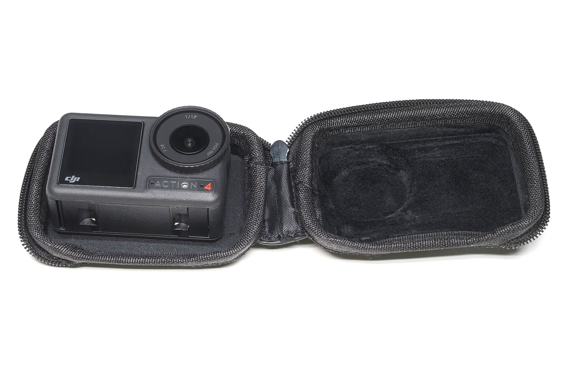 裸のOsmo Action 4はもちろん、Osmo Action 4用ケージを装着した状態でも収められる。わりとサイズ感に余裕のあるケースだ。
