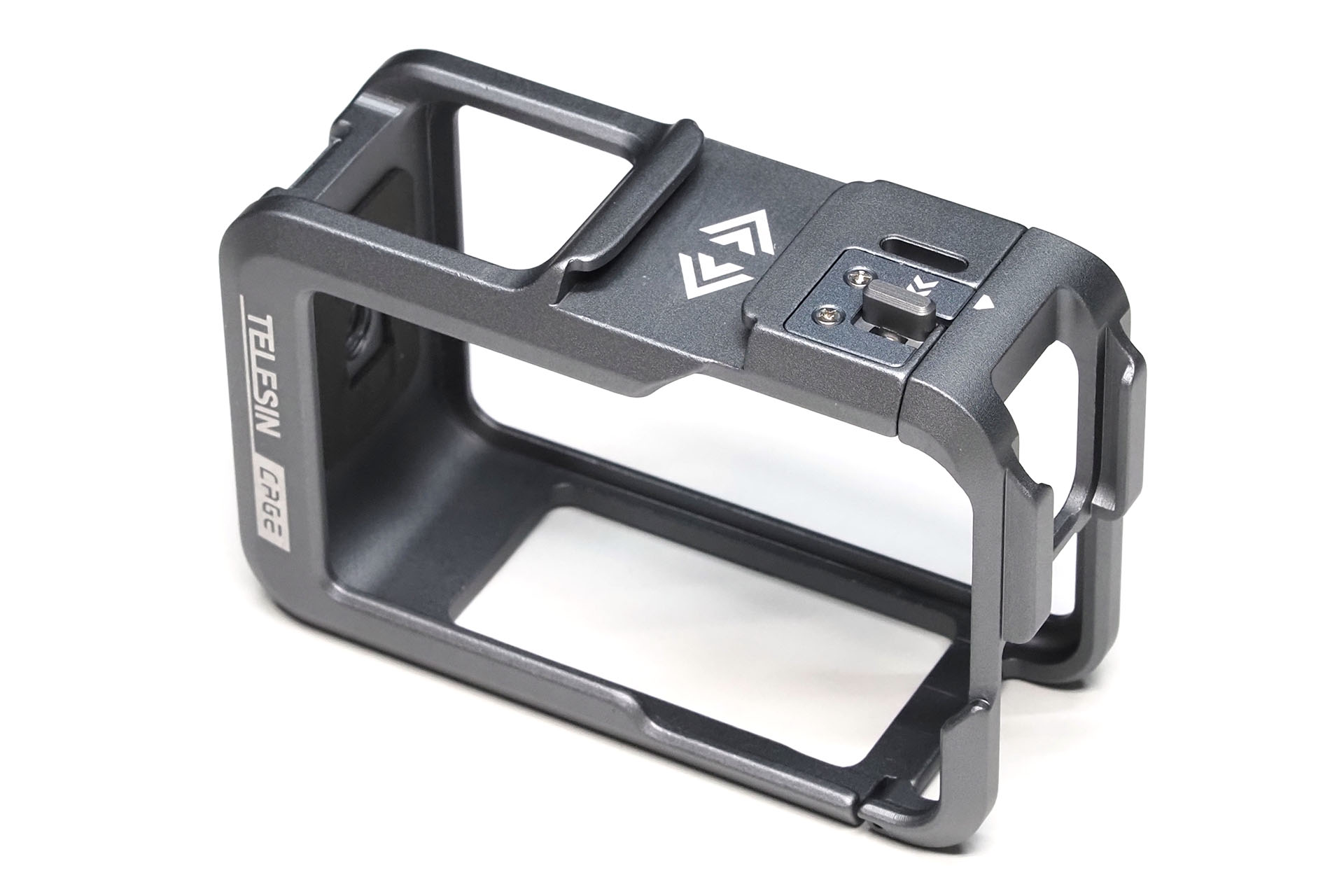 ケージはTELESINブランド品で、Amazonで<a href="https://www.amazon.co.jp/dp/B0BWY18ZSN" class="strong bn" target="_blank">4999円</a>だった。金属製で2つのコールドシューと三脚ネジ穴（横）を備えている。ケージに入れたままの充電にも対応。全体的にOsmo Action 4付属のケージよりも便利に使える。