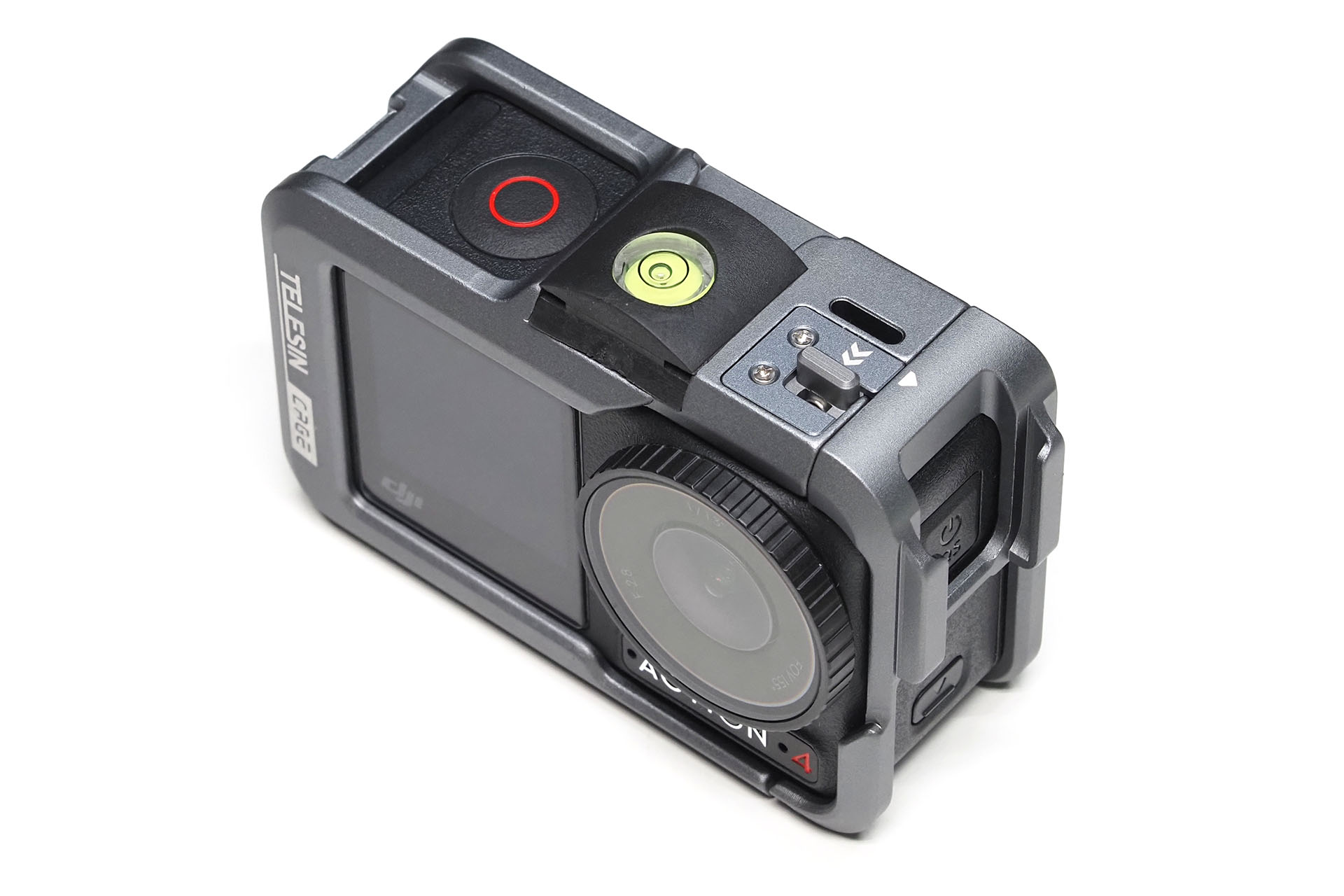 ケージにOsmo Action 4を入れて、ケージ上部にレベラーを装着した様子。