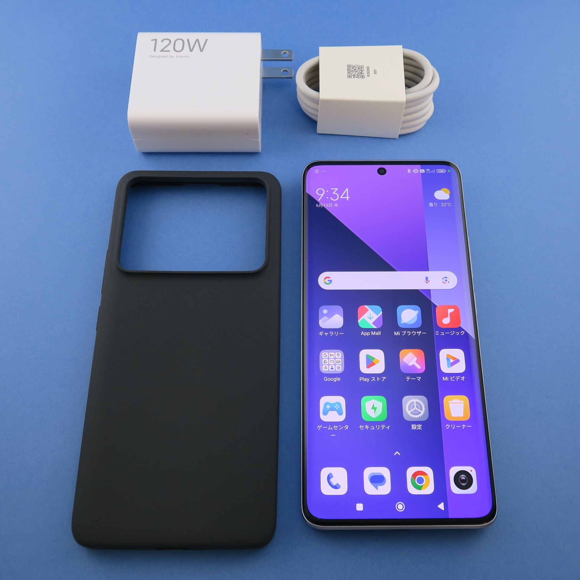 パッケージには本体の他に、ソフトケース、120W対応ACアダプタ、USB-Cケーブルが同梱される