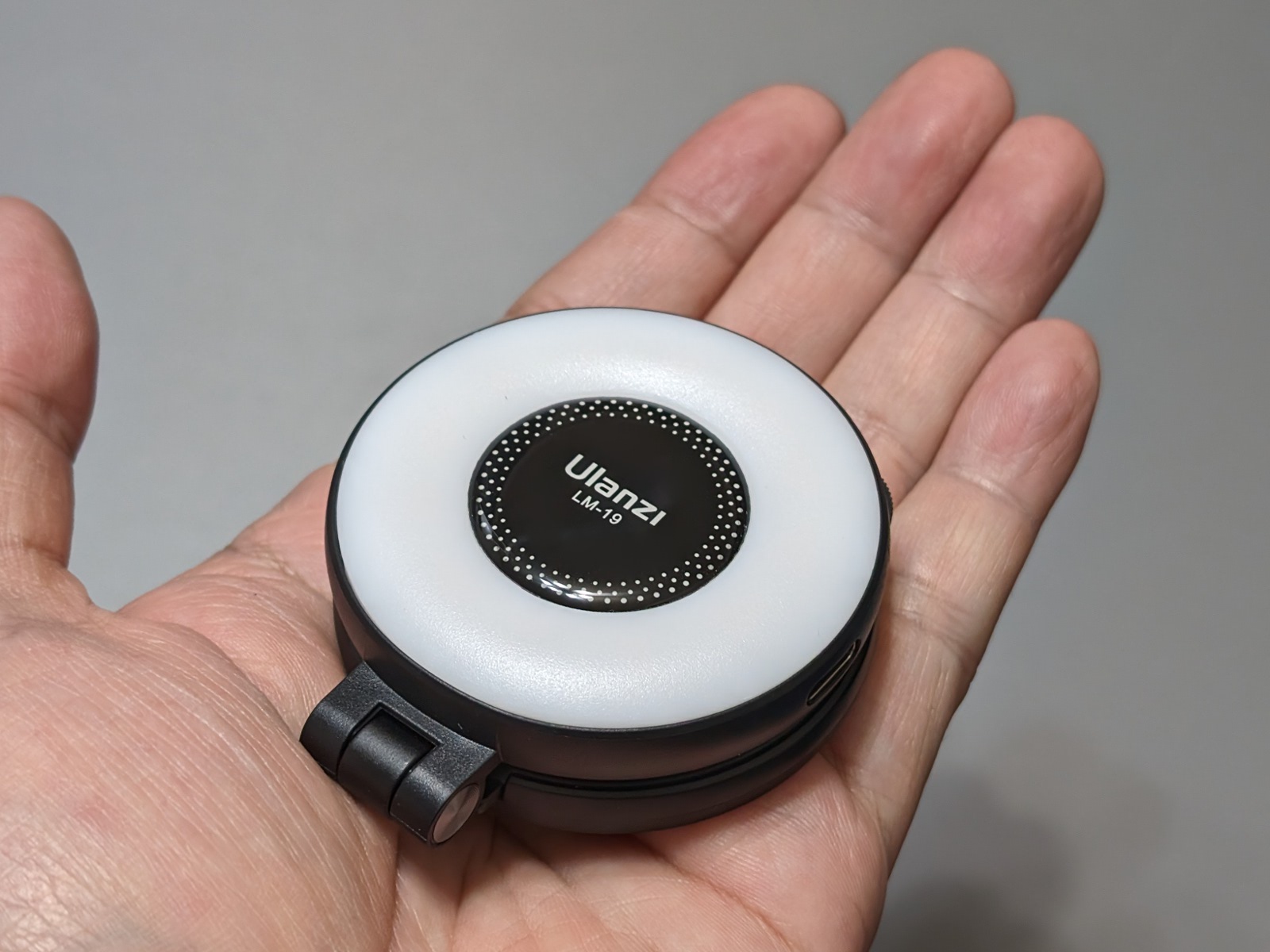 ボディは手のひらサイズ。円の直径はMagSafeとほぼ同じだ