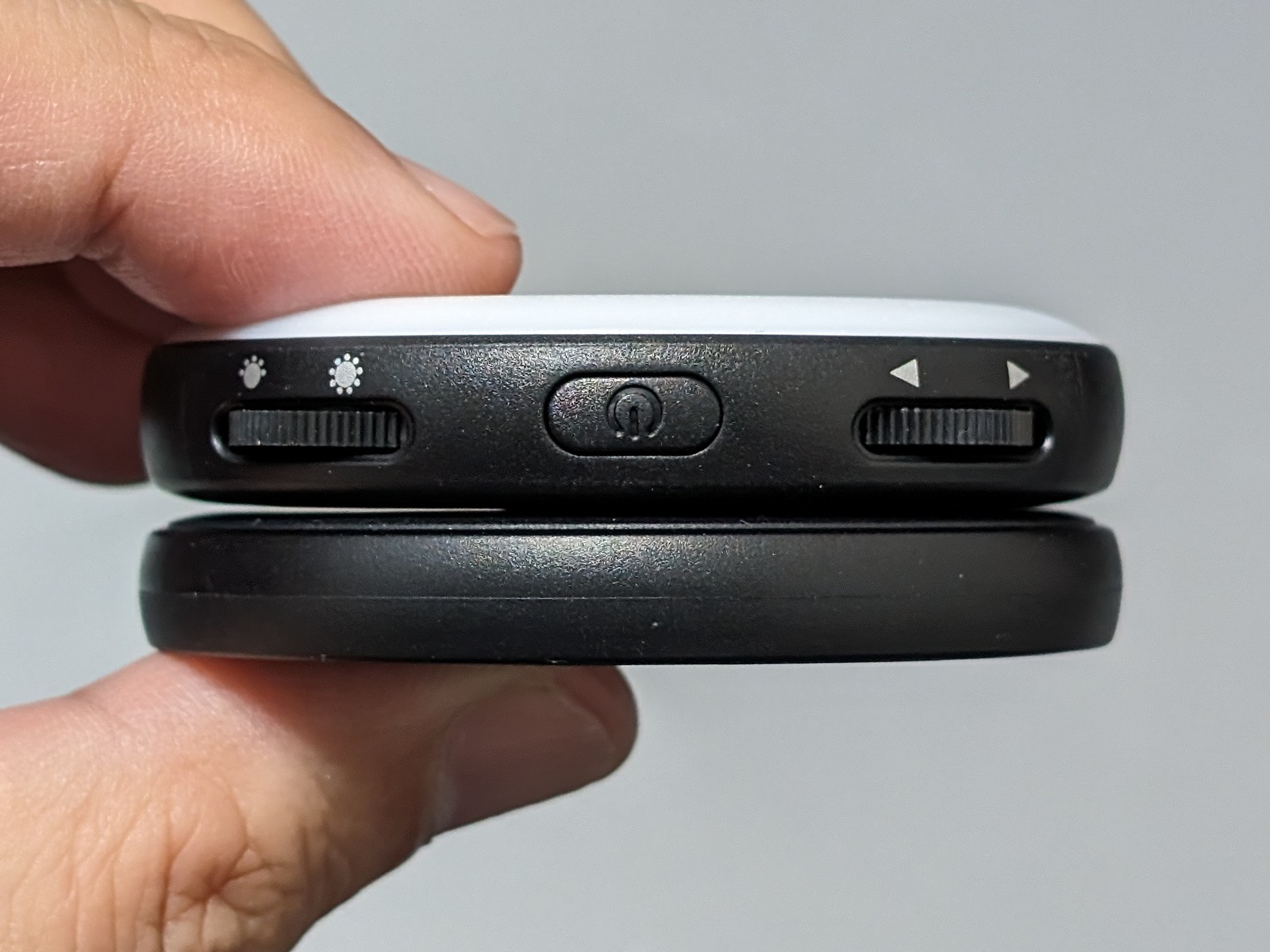 側面には電源ボタンのほか、輝度調整、色温度調整のダイヤルがある