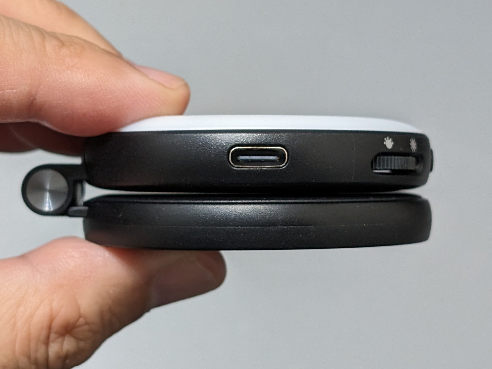 反対側には充電用のUSB Type-Cポートを備える。本製品からiPhoneを充電するような機能はない