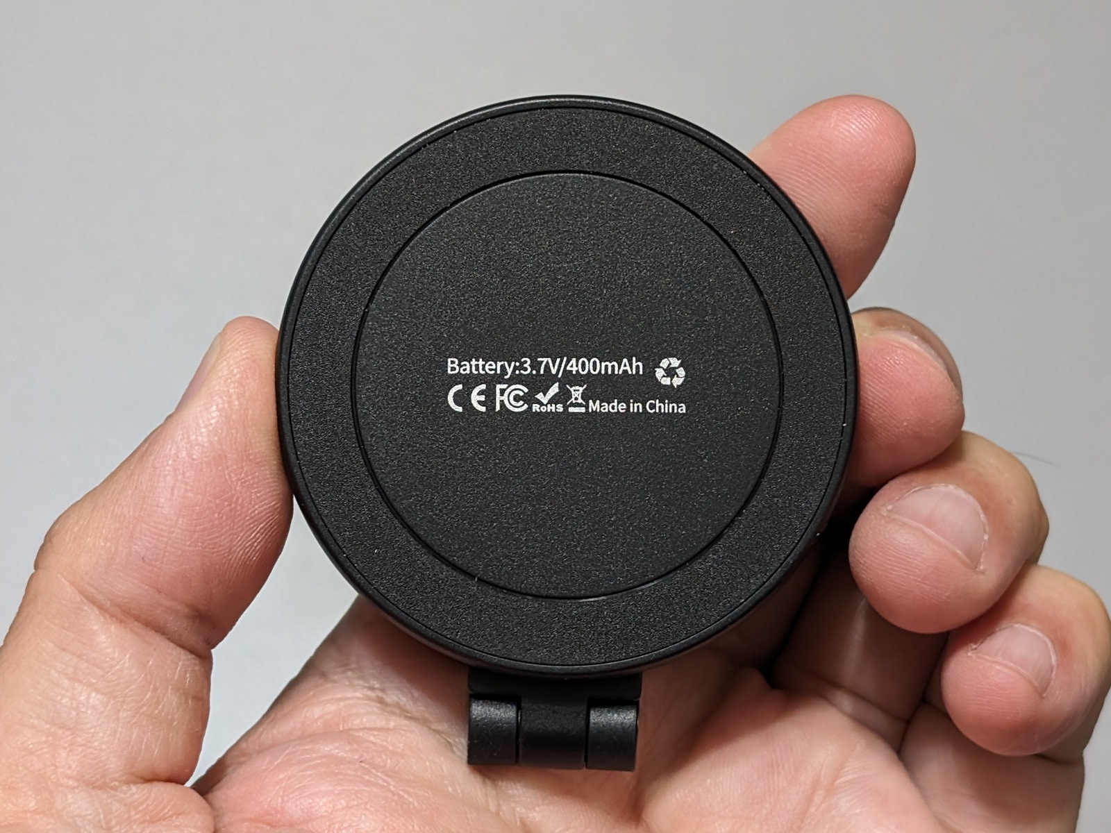 底面。この面をMagSafeに吸着させる