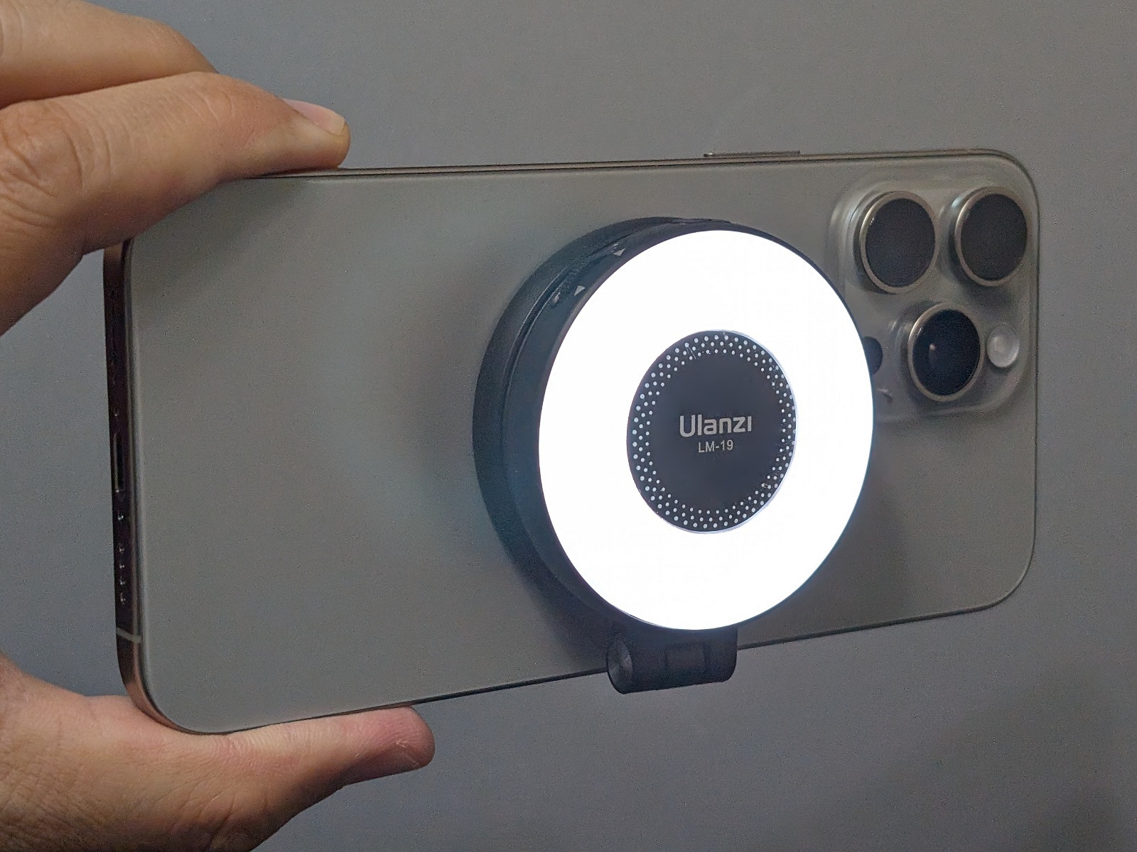 iPhoneの背面に取り付けた状態