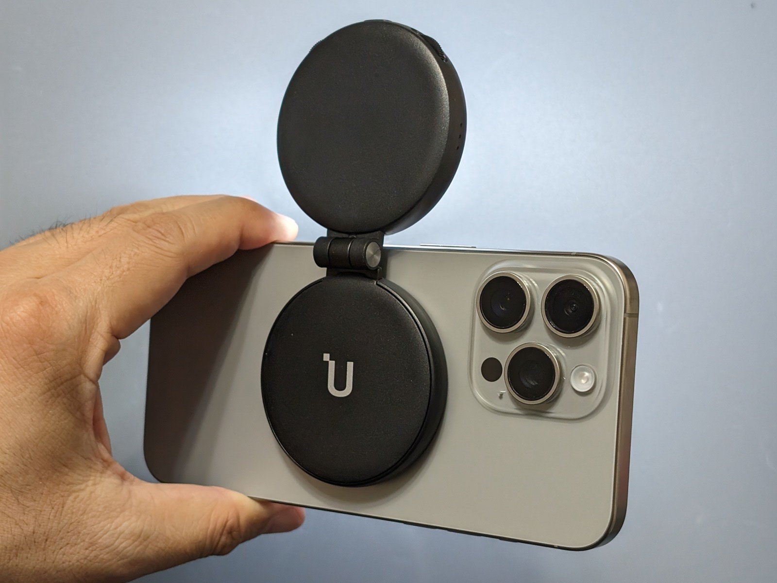 二つ折りになっている本体を開くと…