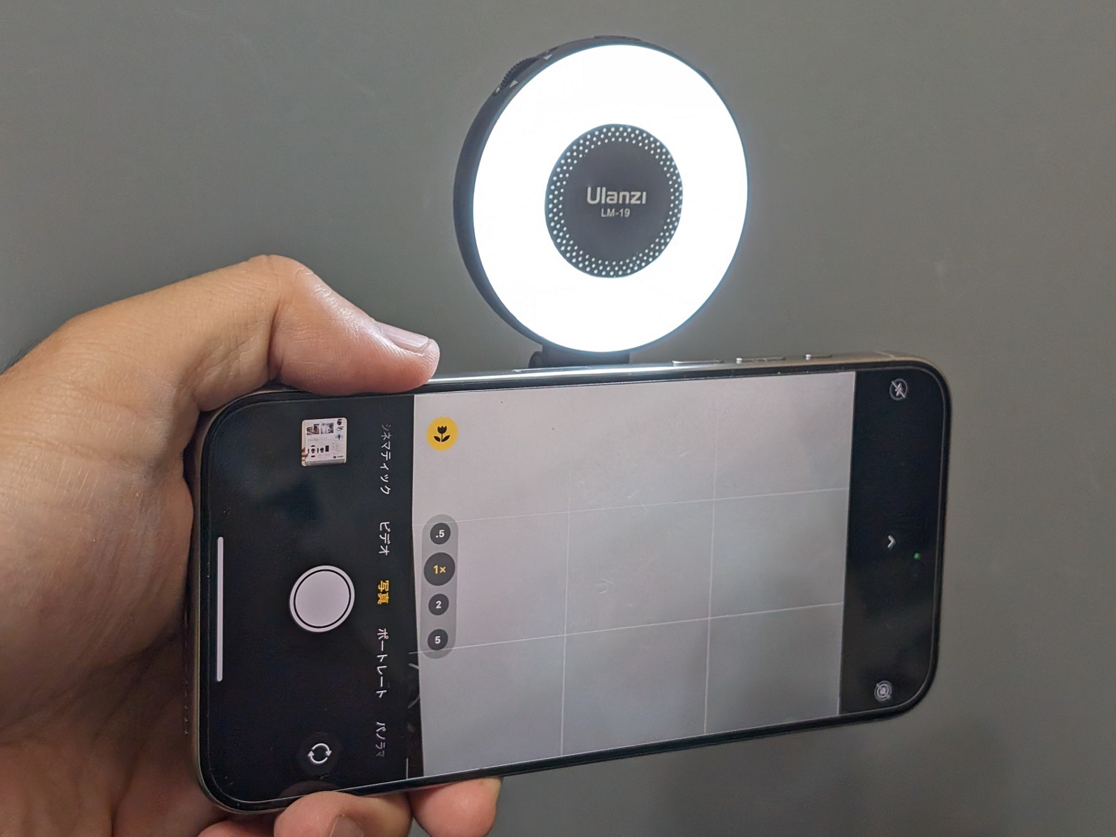 このように自撮りの時に顔を照らせるようになる