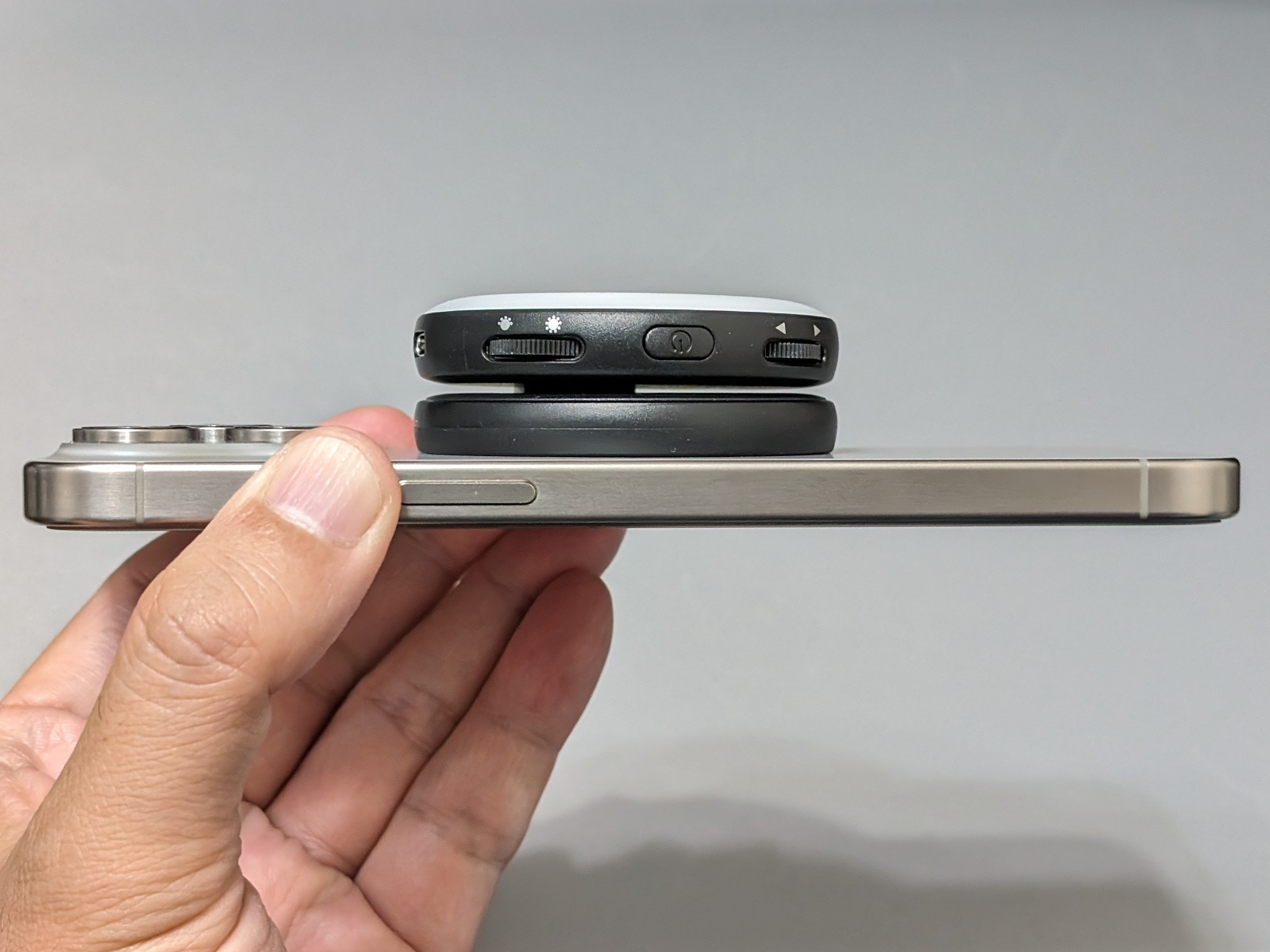 二層構造になっているため厚みはややある。装着したままの持ち運びは難しい