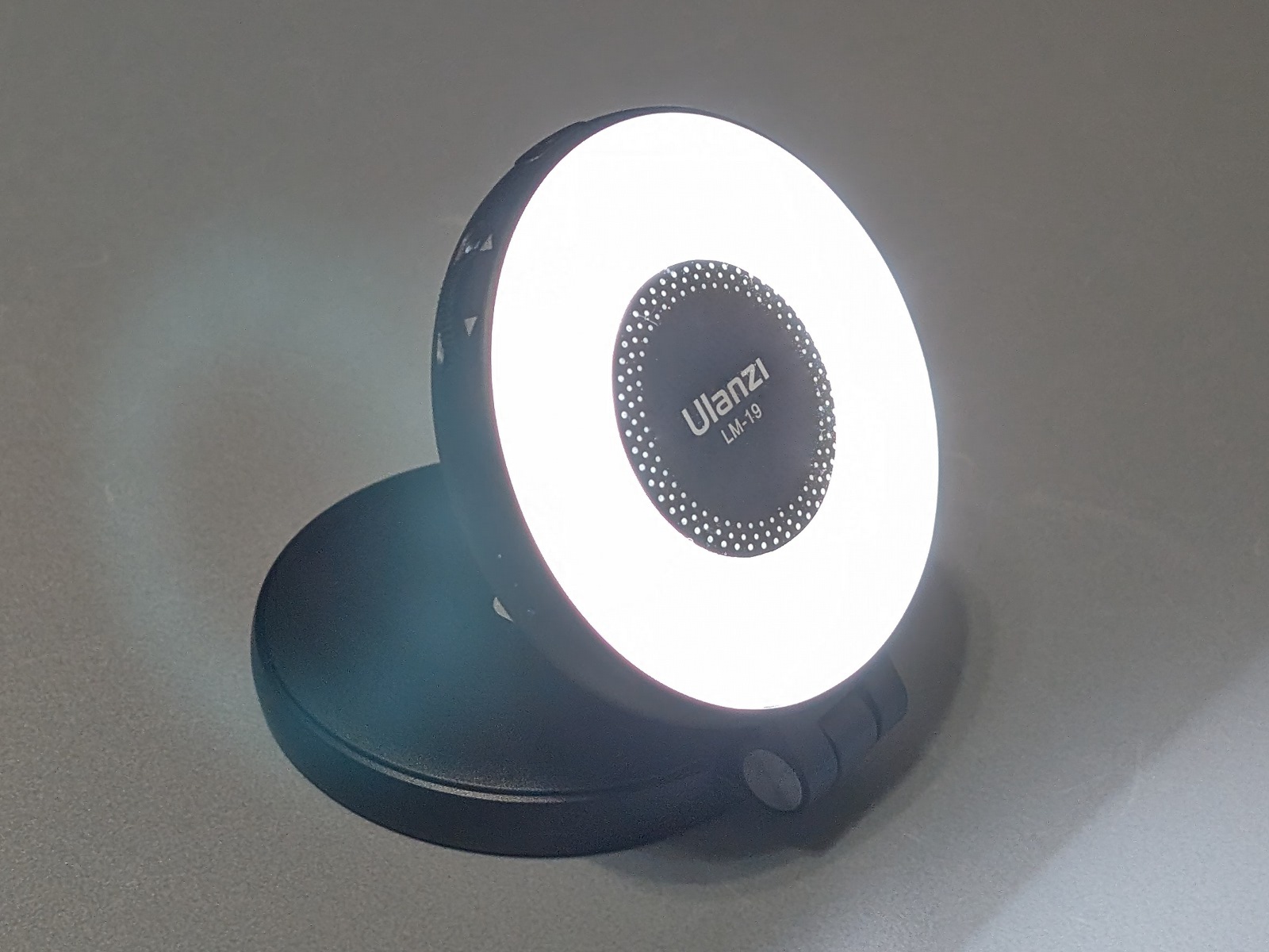 取り外してスタンドとして置いて使うことも可能だ