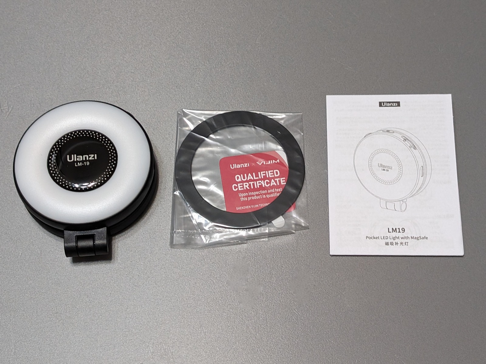 同梱品一覧。iPhone以外のスマホで使うための金属製リングも同梱される