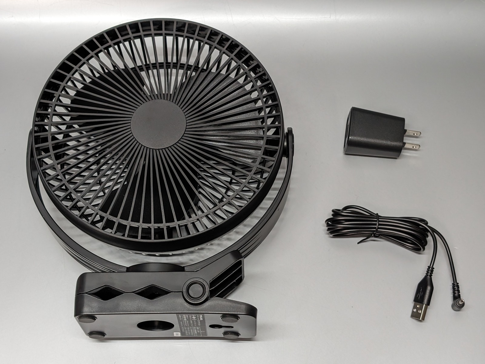 バッテリーは内蔵しないため駆動にはケーブル接続が必要。USBアダプタも付属する