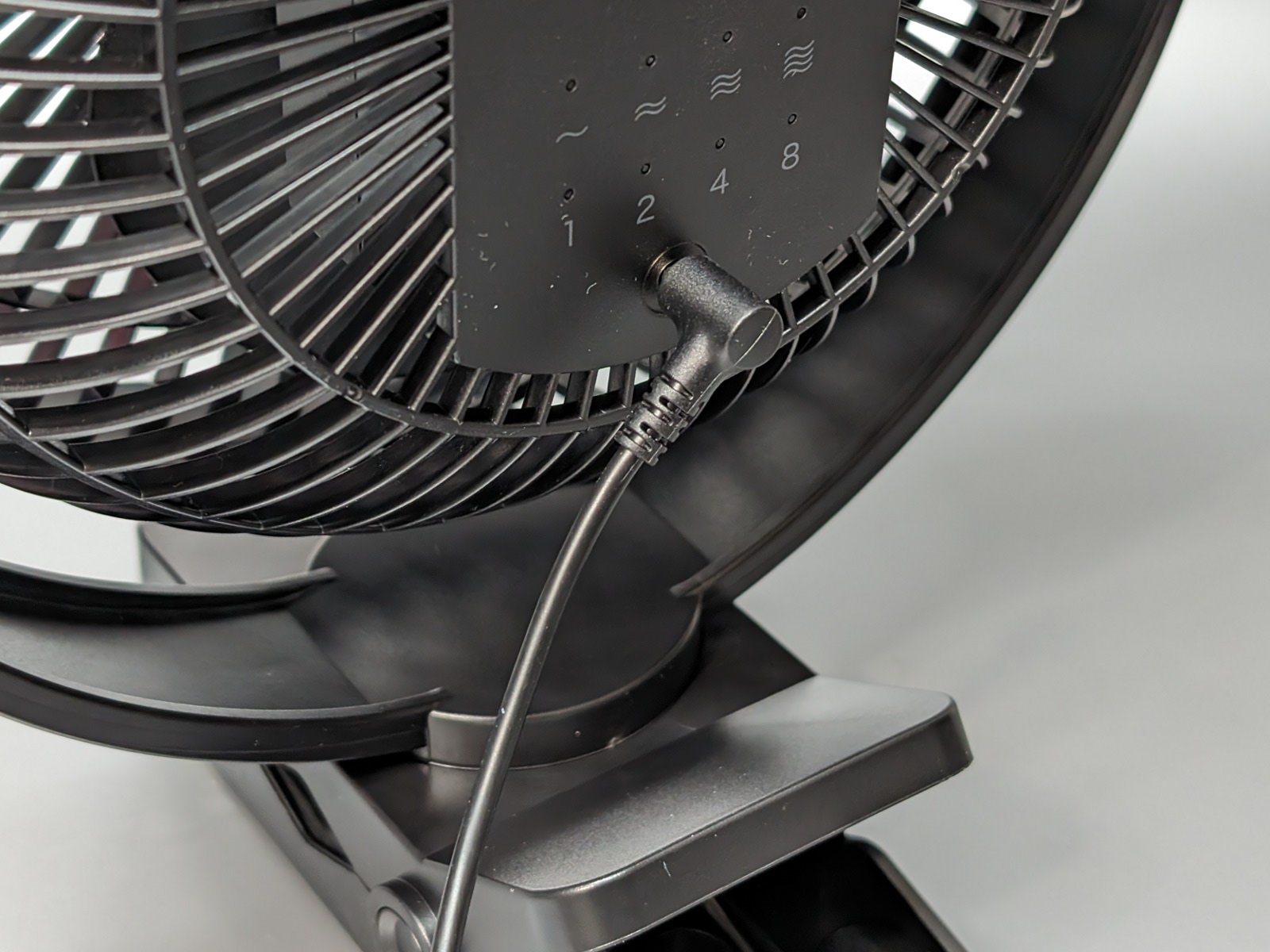 本体側のコネクタが独自形状なのはやや困りもの