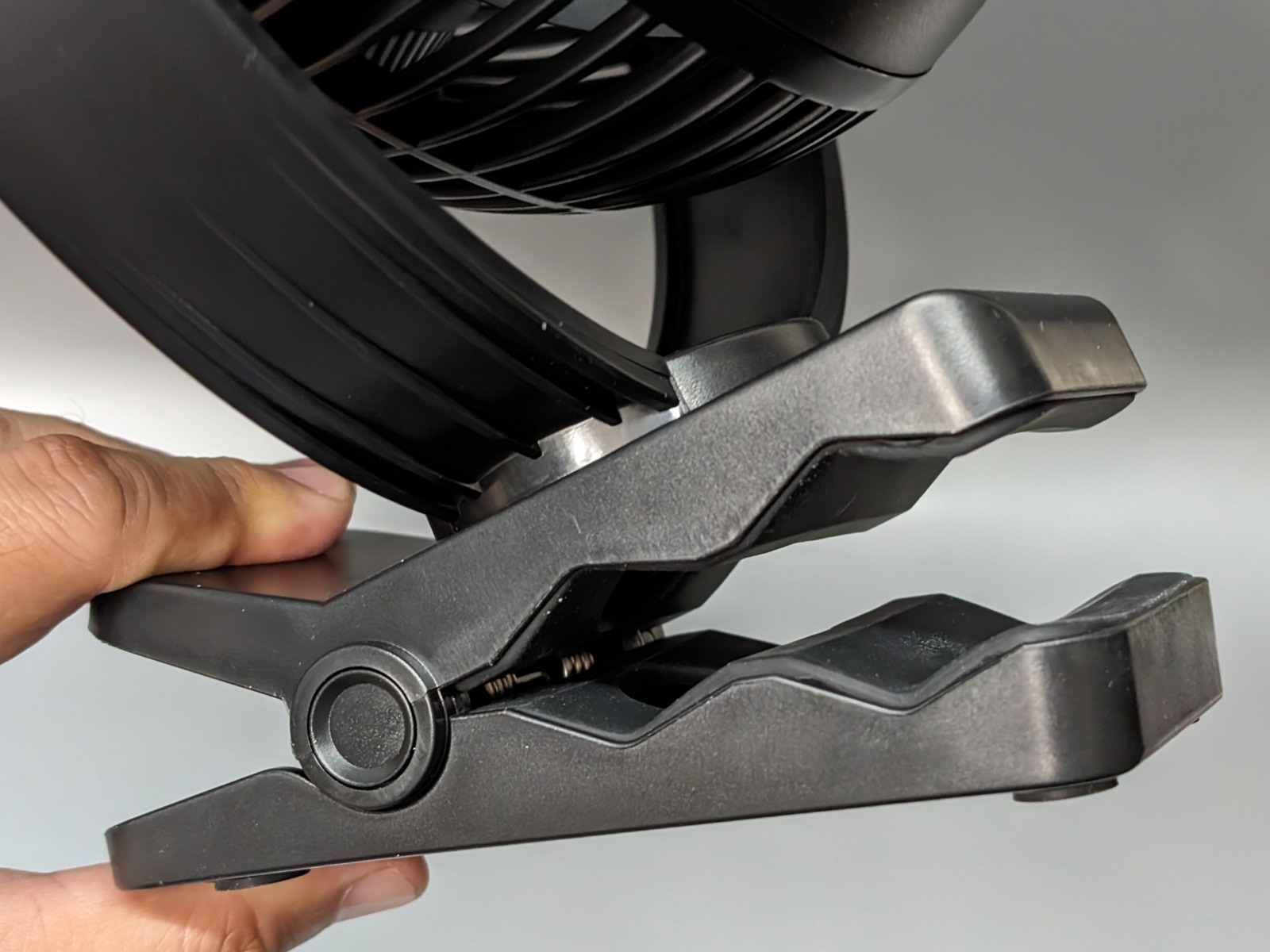 底部のクリップはポールなどに挟み込むのに適した形状