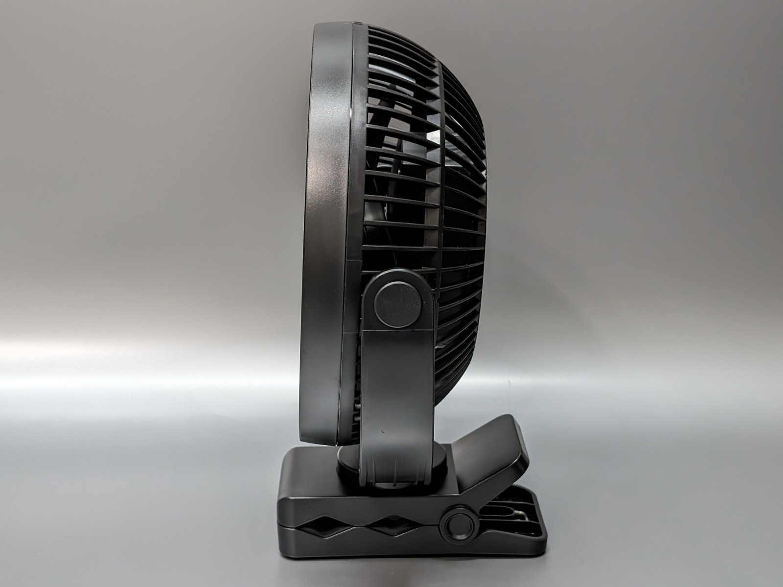 横から見たところ。デスク上に据置で置くこともできるが安定性には欠ける