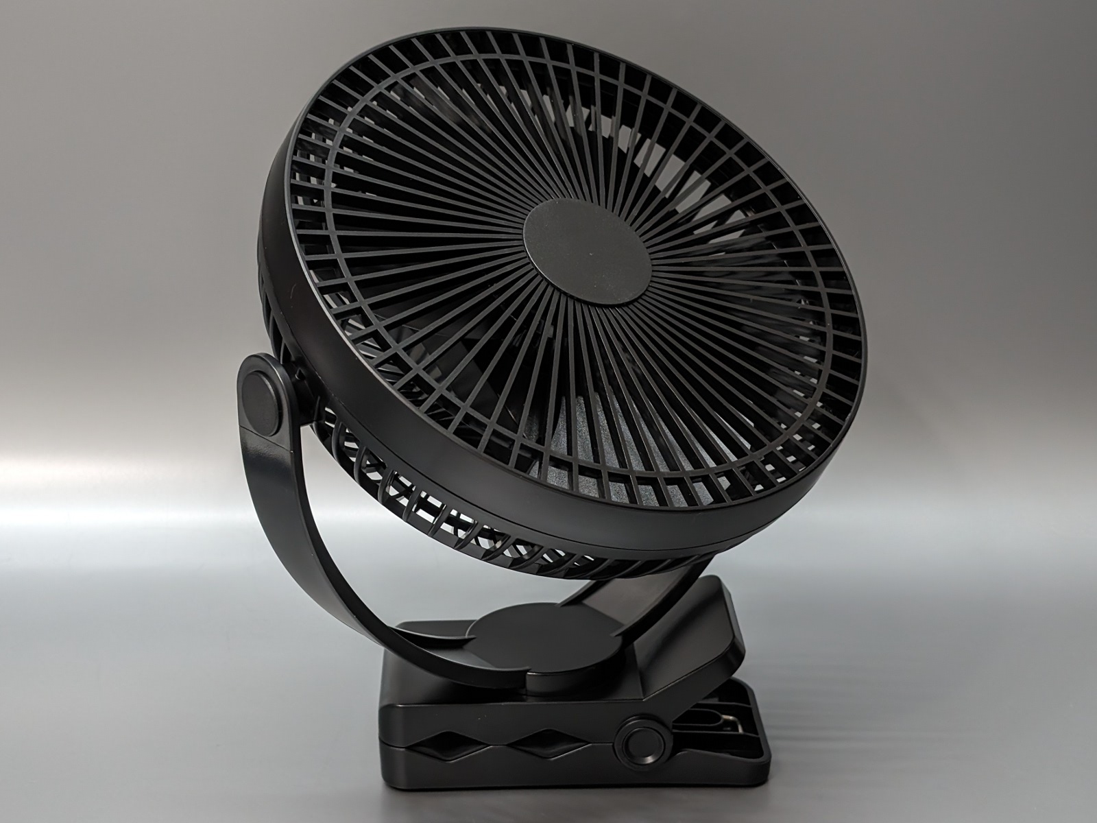 ファンの向きは360度変えられるほか上下方向への調整も自在