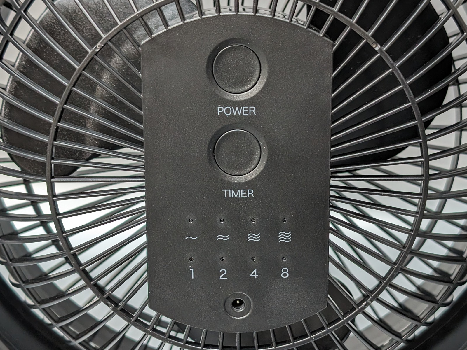 風量は4段階、タイマーは4段階で変更できる。ボタンは正面からだとやや押しづらい