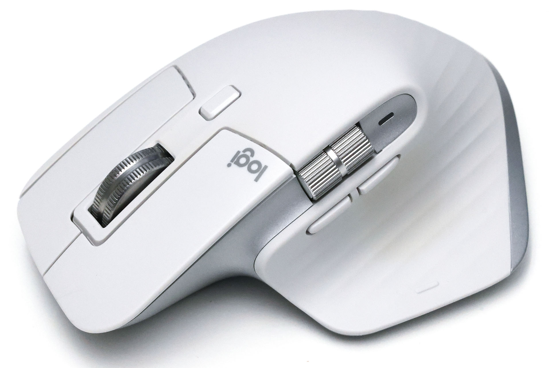 ロジクールの一般用途向けハイエンド・ワイヤレスマウス「MX MASTER 3S」。直販価格は18,590円。カラーは写真のペールグレーのほか、黒っぽいグラファイトもある。