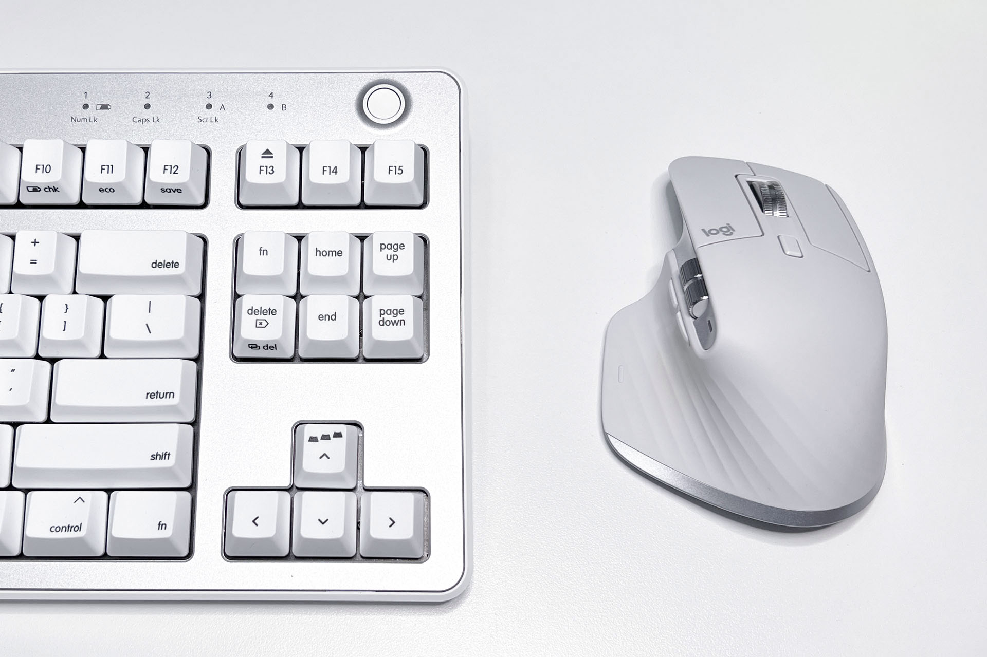 テンキーレスキーボードと組み合わせて使用中。テンキーがある位置にマウスがあると、キーボードを打鍵した直後にマウスを握る操作がスムーズで快適だ。