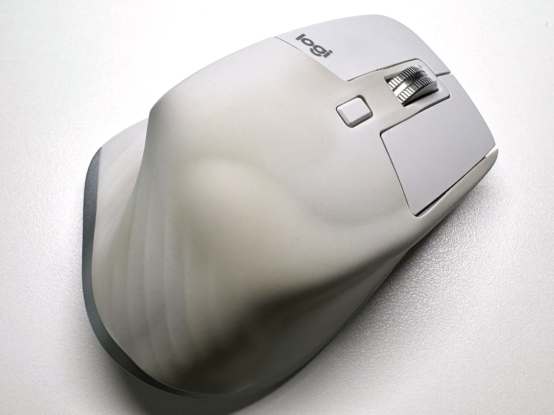 写真のほぼ中央、マウスの背中？　から右手前にかけて水ぶくれのような浮きが発してしまった。押すと中身が中空である感触があって、樹脂素材をマウスに貼っている粘着剤が剥がれたものと思われる。