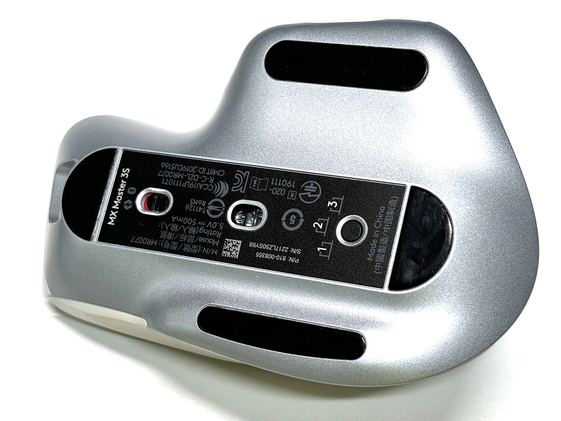 写真ではわかりにくいが、底面前後左右にあるマウスソールがかなり摩耗している。マウスソールの面全体で机面に接しているから滑りにくく感じられる？　ともあれ、ちょっと気になるレベルの滑りにくさなのであった。