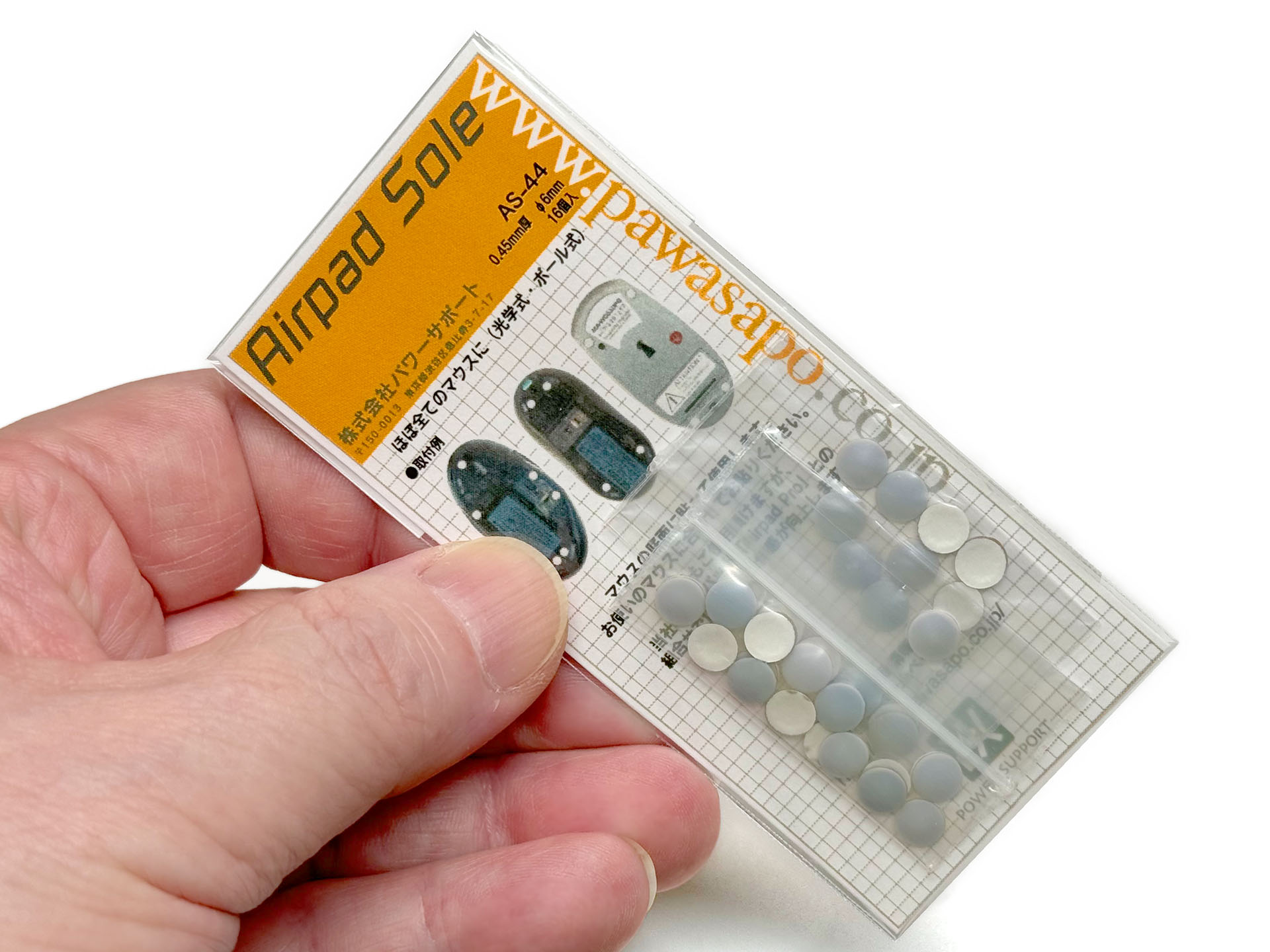 パワーサポートの「エアーパッドソール」の20年モノ。マウスの底面に貼ってマウスの滑りをよくするというグッズだ。現在でも定番的に販売されている。……パッケージには16個入りとあるが、数えて見たら30個近く入っていた。たぶん過去に使って「コレはすニャらしい！」と感動して買い増ししてパッケージをひとつにまとめたのだと思う。