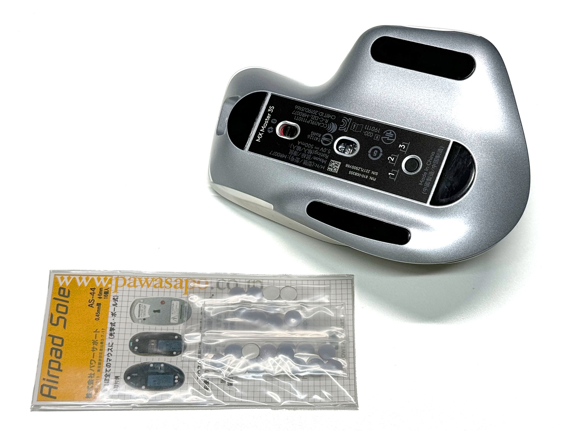 エアーパッドソールをマウスのソール部分に貼ってみることに。20年モノなので、エアーパッドソール側の粘着剤がダメになってたりして……。ホントは、もともと貼ってあったソールを剥がし、そこにエアーパッドソールを貼るらしい。