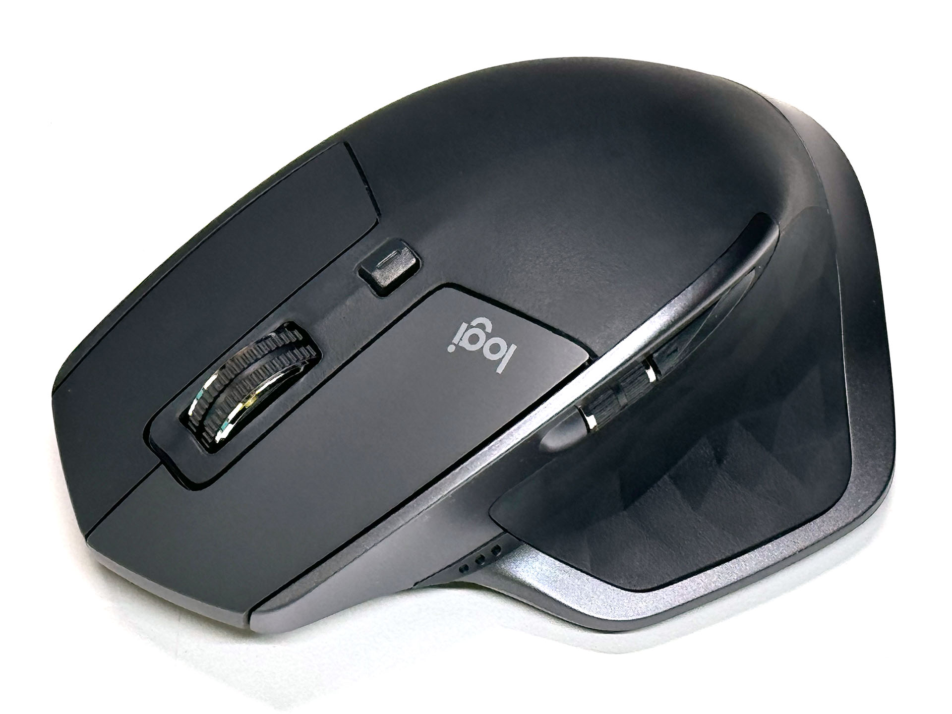 撮影のため開封して中古品になっちゃった……あれ？　ちょっと薄く白っぽくなっている。これもブリーディング？　ただベタベタしていなくて、拭いたらあっさり白っぽさは除去できた。