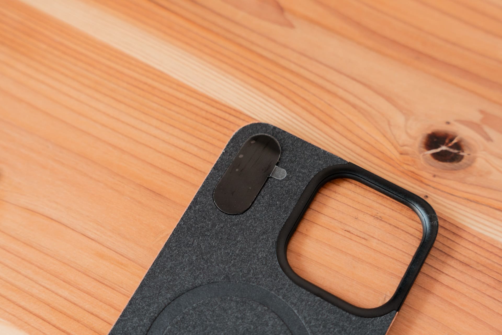 繰り返し使える粘着テープを使ってiPhoneに固定します