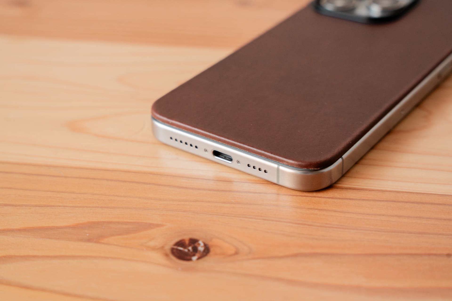 ボタンやポート類は覆われていないので、利便性が損なわれる心配もなし