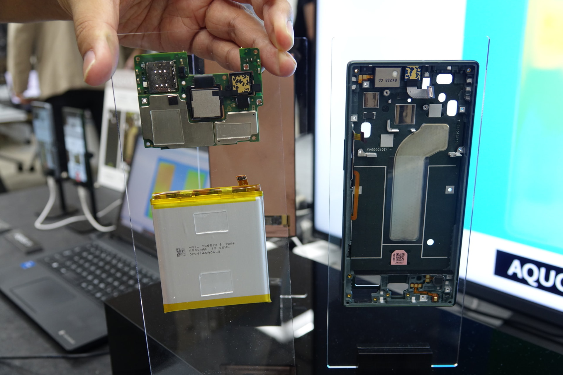 AQUOS R9の内部