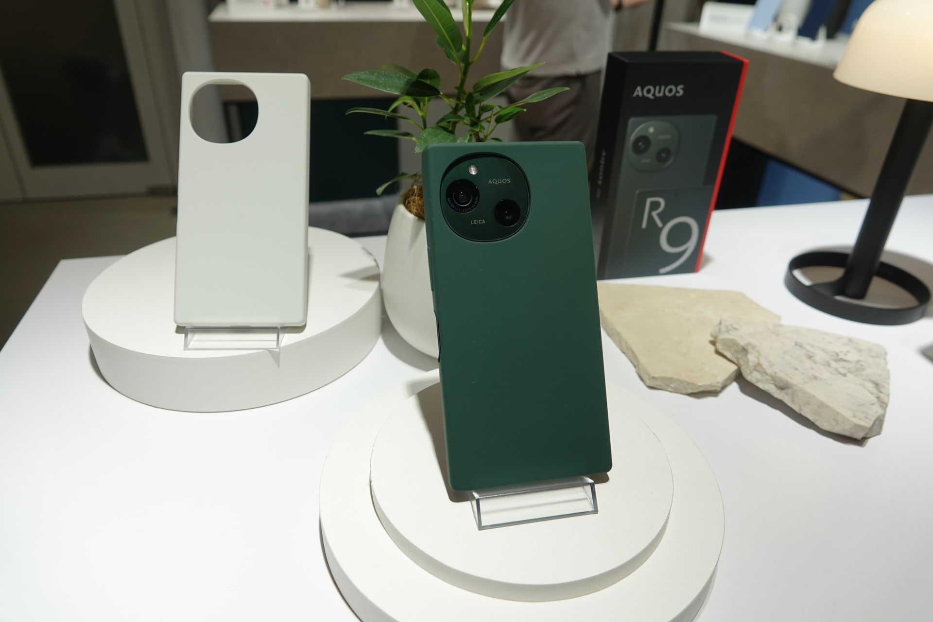 AQUOS R9の専用ケース