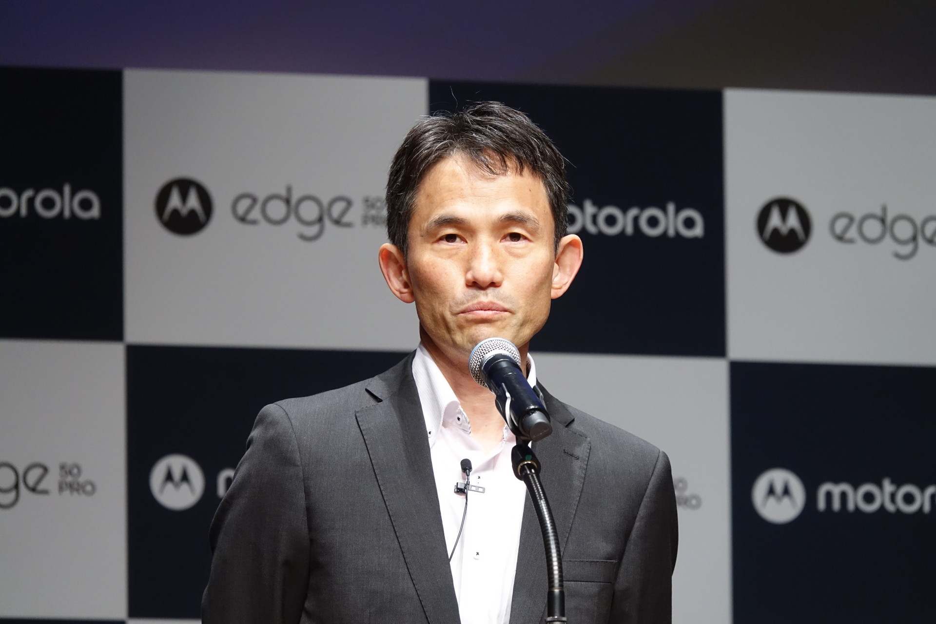 製品のスペックを説明するモトローラ・モビリティ・ジャパン 見潮充氏