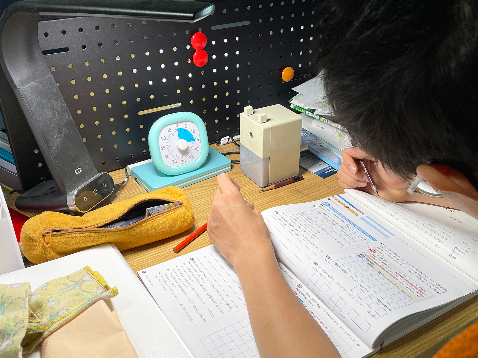 机の上で学習を見守る時っ感タイマー。10分でいいから集中してやってごらんと、タイマーを使って促しています。