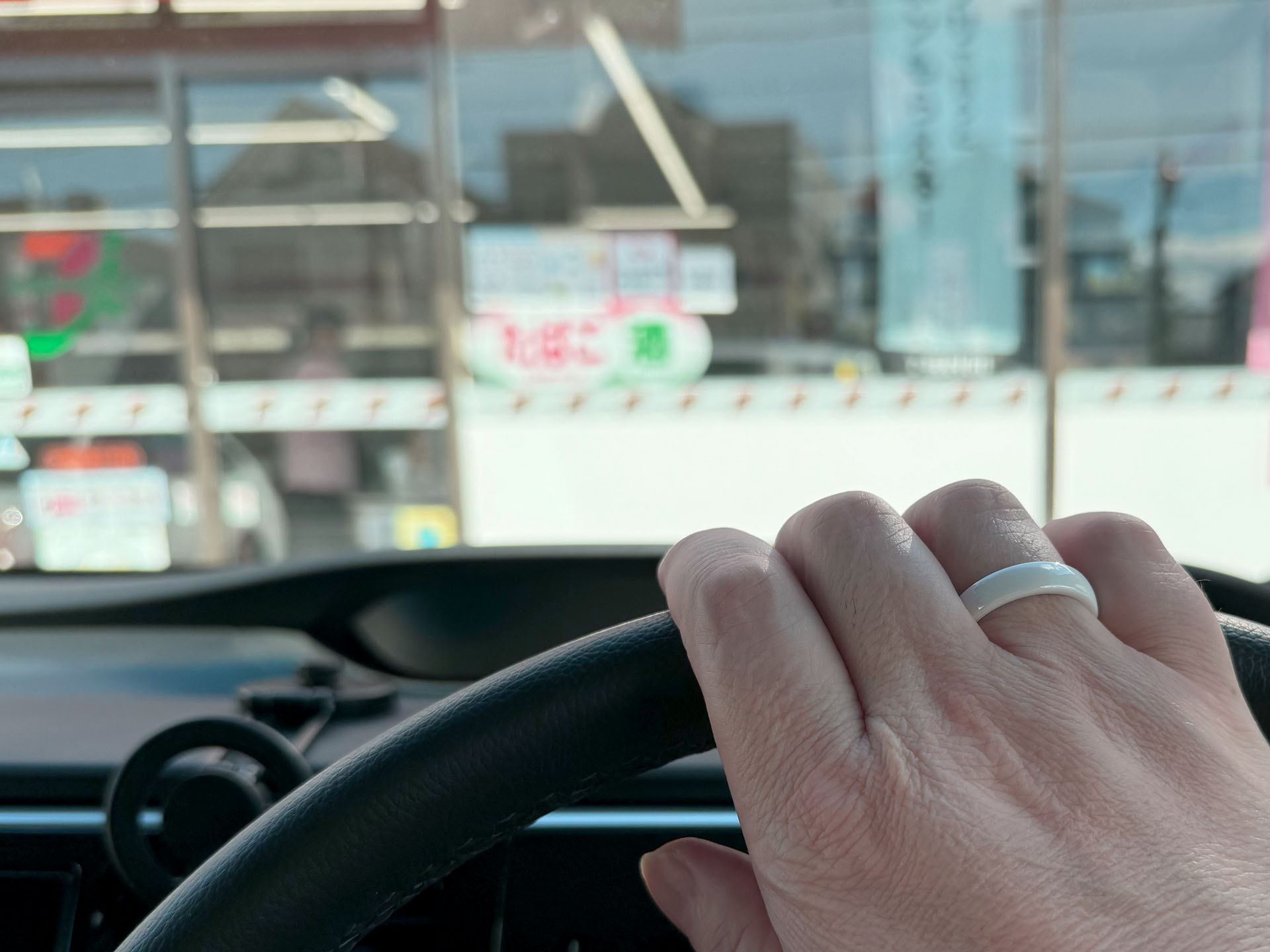 クルマでコンビニに行きがちな俺。もちろん指にはEVERINGだゼ!!!