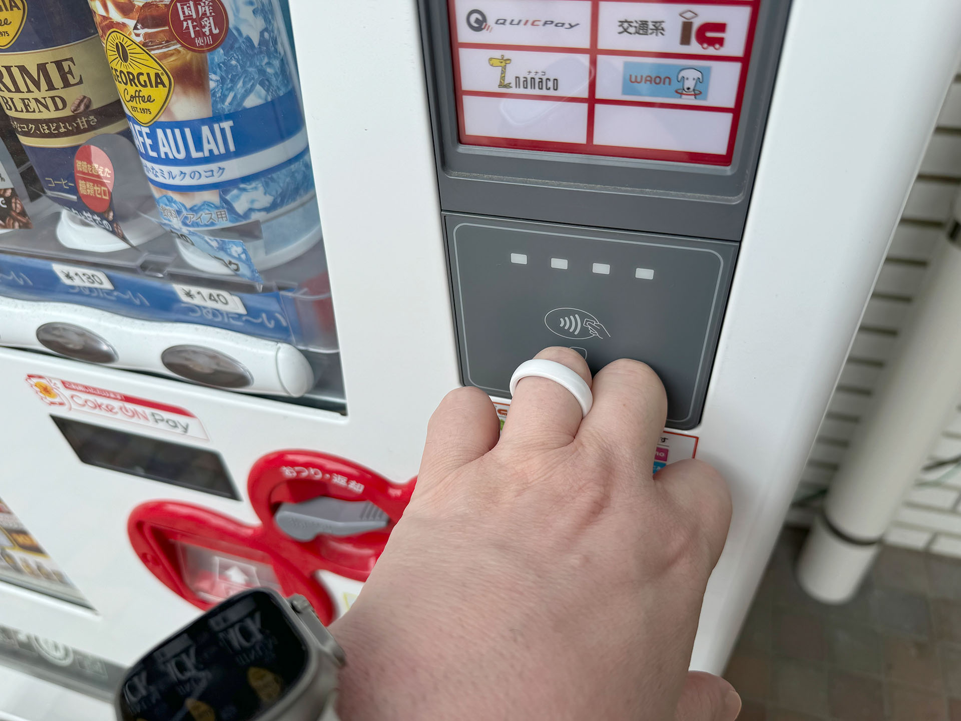 飲みたい飲料のボタンを押してからタッチ決済するのは、ほかの電子マネーと同様。