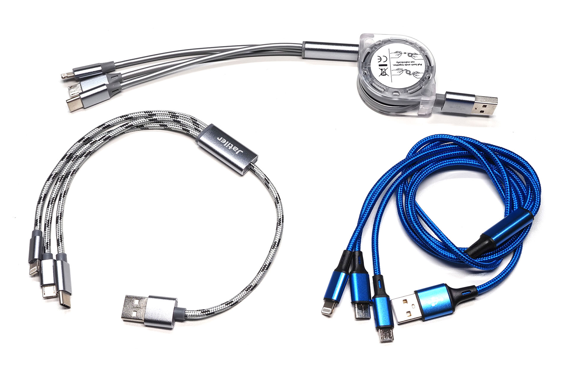 よく使うマルチ充電ケーブル。デバイスにつなぐ側にはUSB-C/microUSB/Lightningの3本が出ていて、電源につなぐ側はUSB-Aとなっているものを何本か使用中。