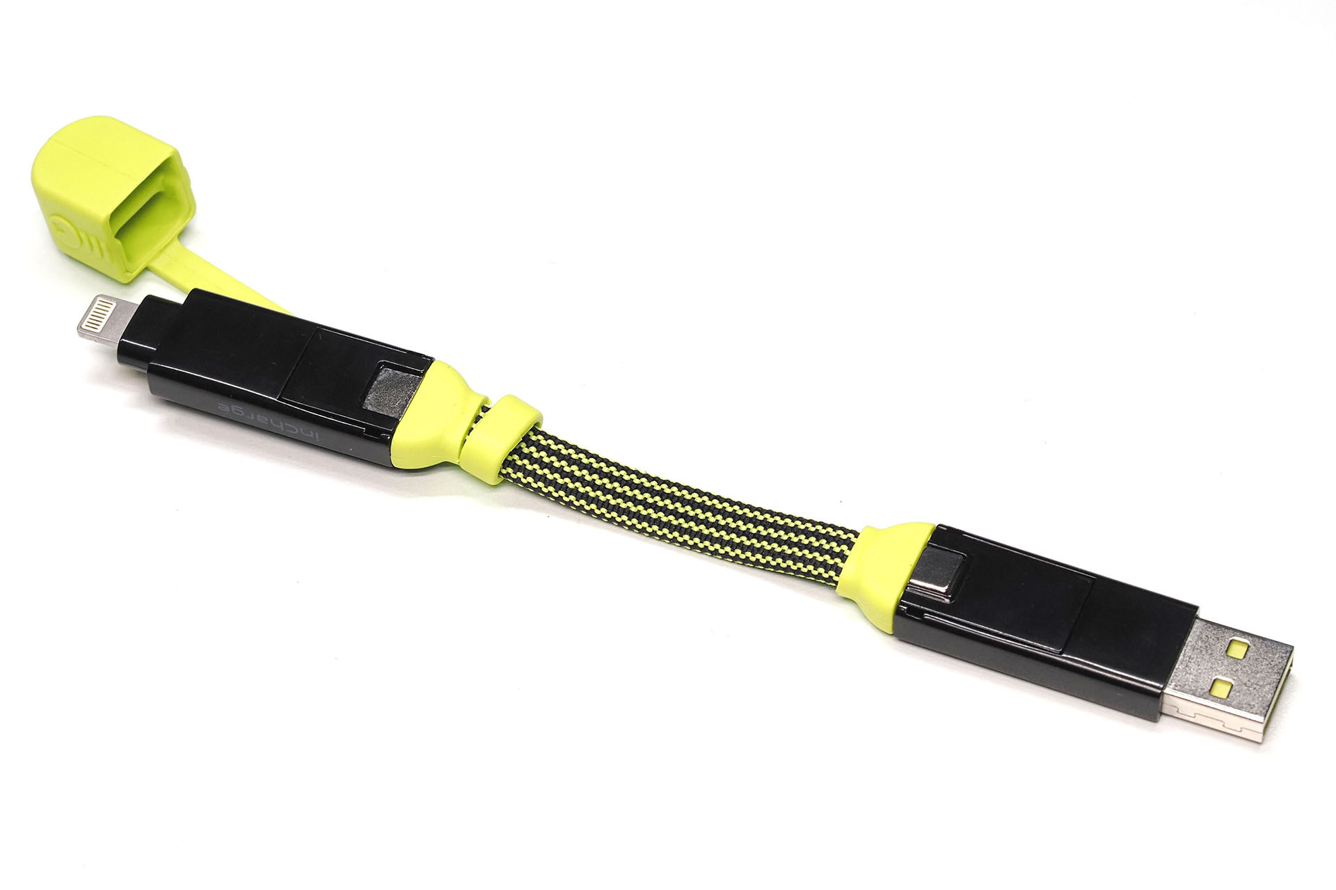 展開すると長さ15cmのケーブルになる。最大で100Wの高速充電に対応する。