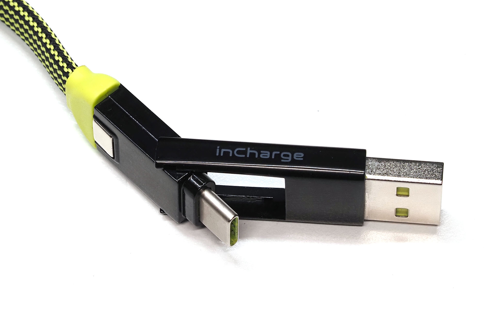 電源側はUSB-AとUSB-Cに切り換えられる仕様。USB-C→USB-A変換アダプターはUSB規格的には違反な感じだが、一体型だし使い方をそーとー誤った使い方をしないと事故にならないからアリなのかもしれないがダメかもしれない。