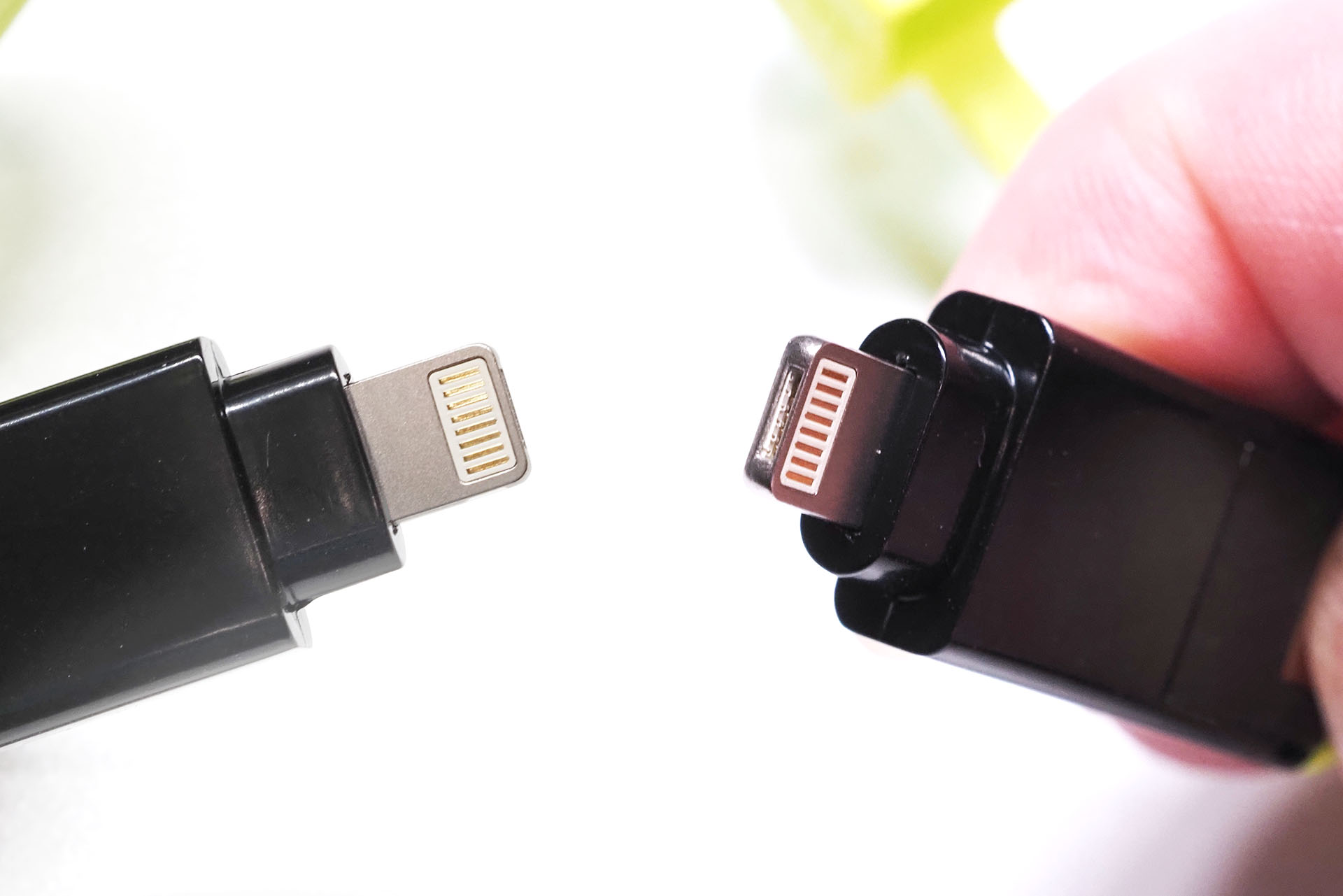 このLightning端子はmicroUSB端子につながり、microUSB端子に対する充電ができる。