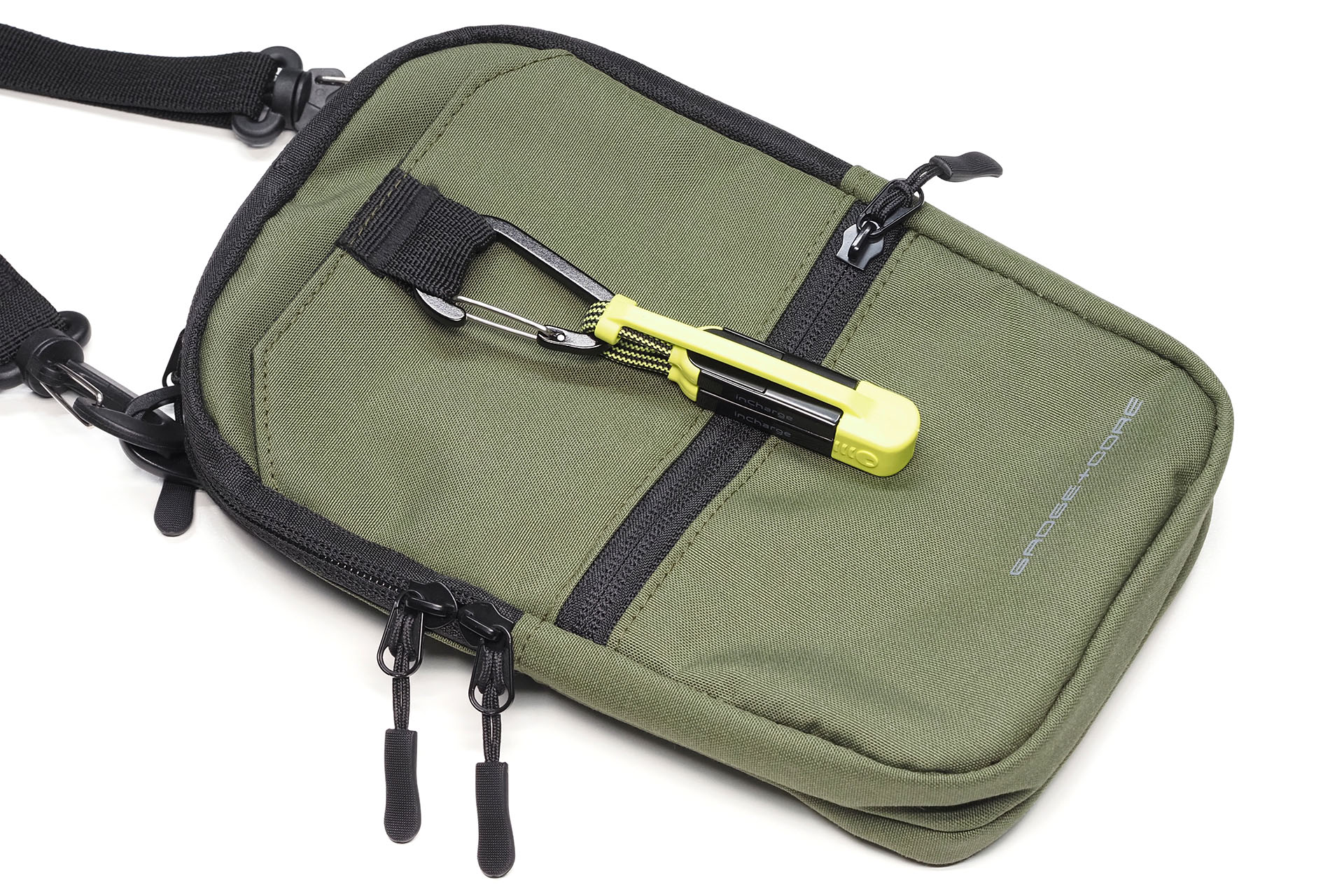 バッグなどにつるすこともできる。