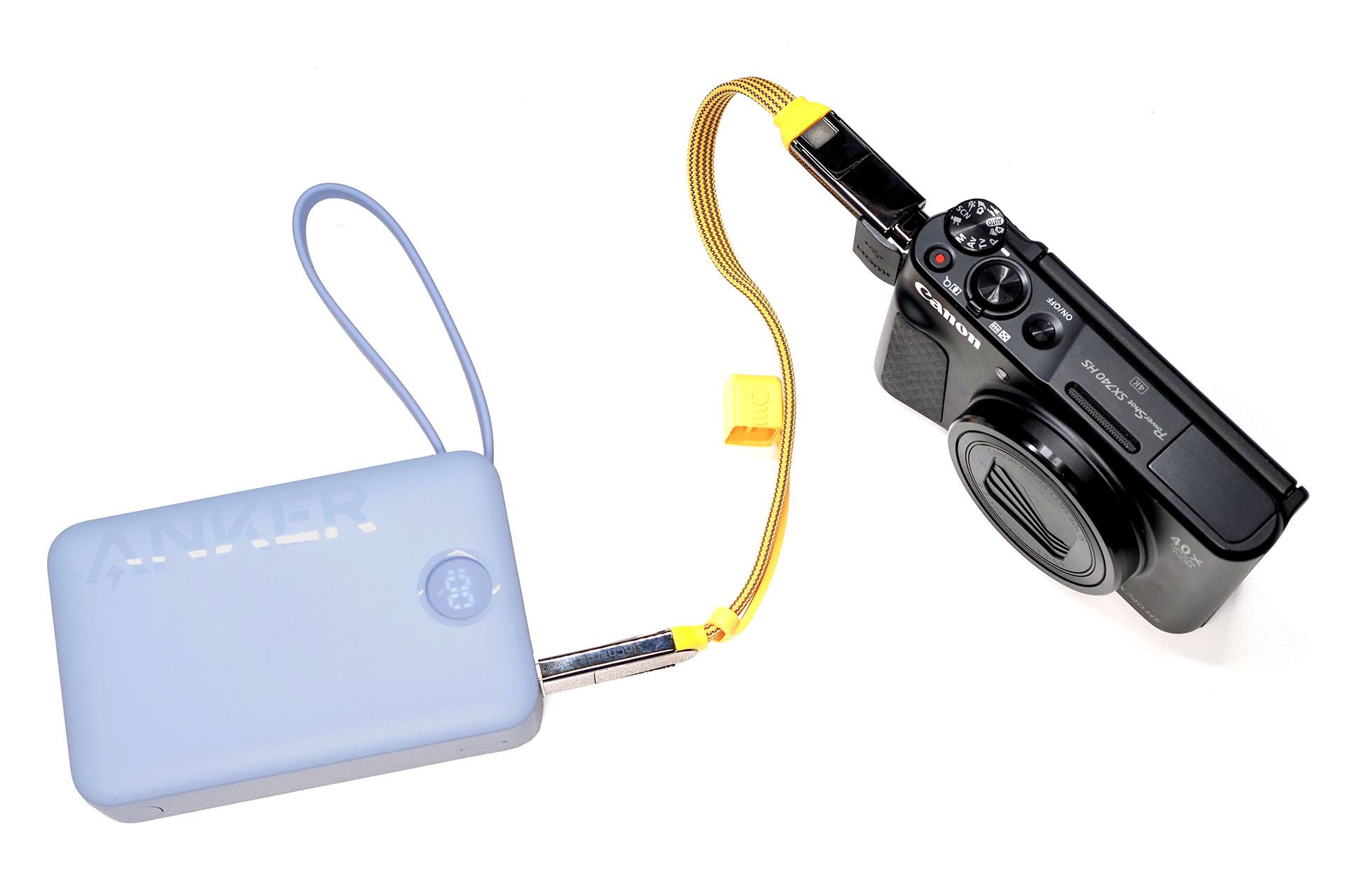 充電端子がmicroUSBのコンパクトデジタルカメラを充電中。