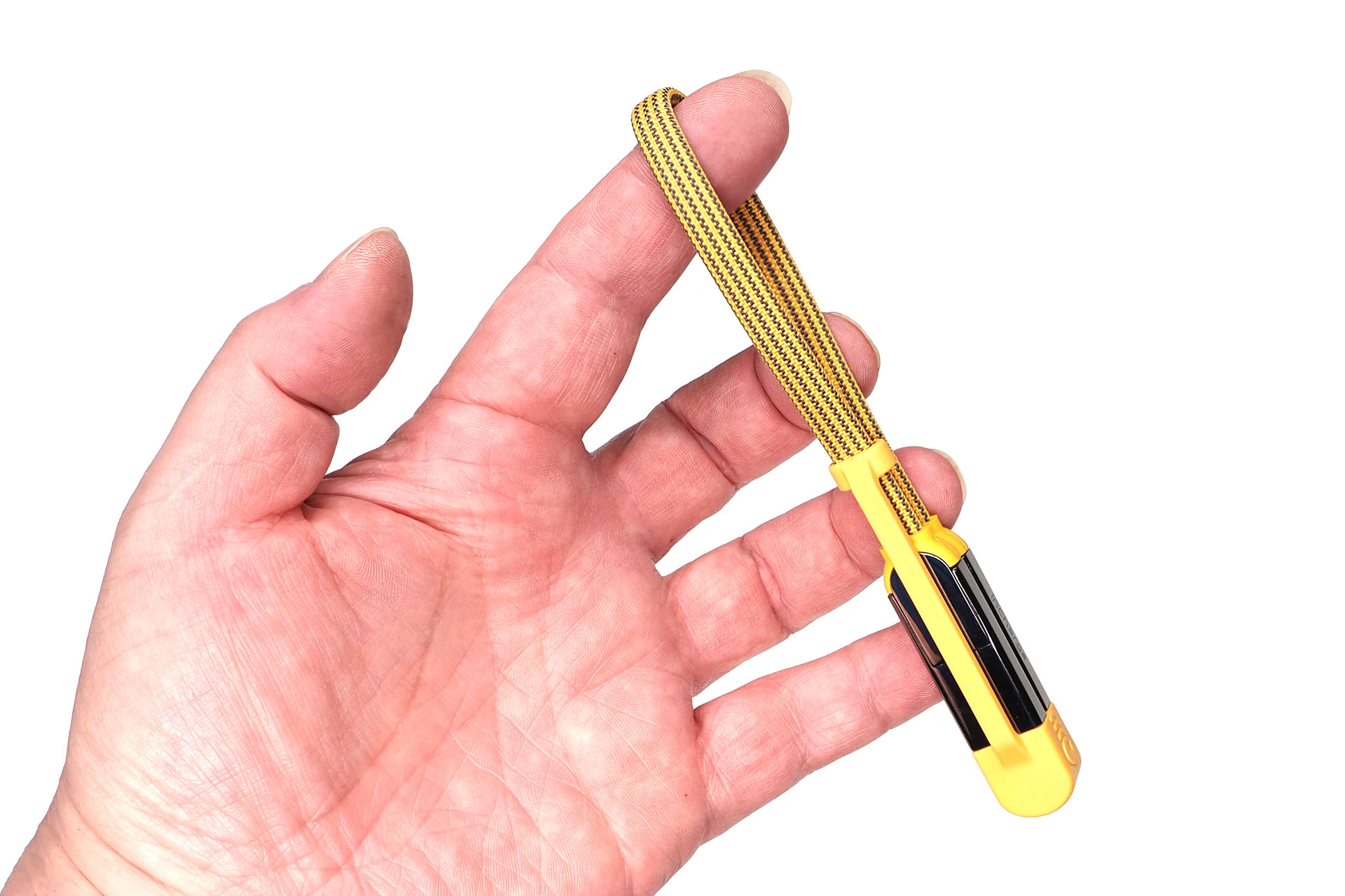 このマルチ充電ケーブルもバッグなどにつるして携帯できる。