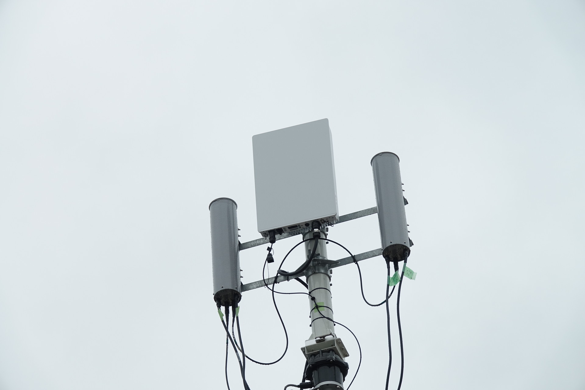 3.7GHz帯と4.5GHz帯を使用